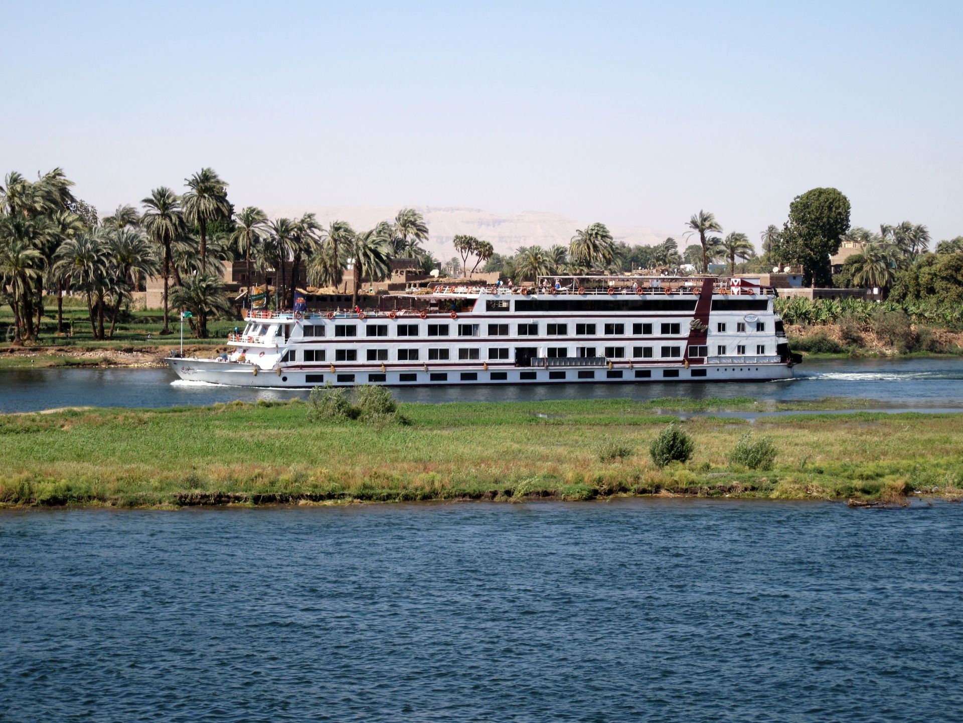 Kreuzfahrtschiff am Westufer des Nils bei Armant südwestlich vo…