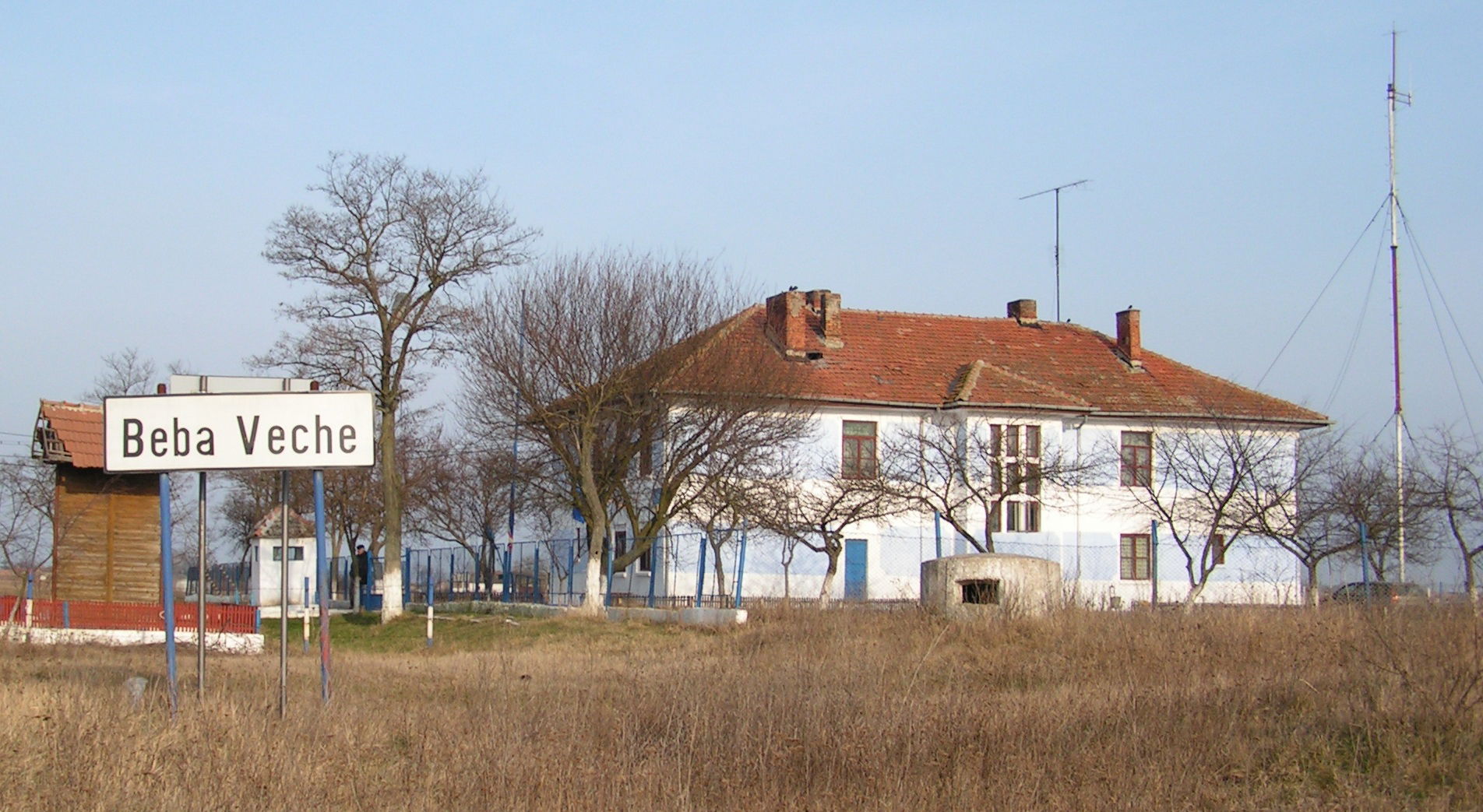 Intrarea in Beba Veche, dinspre frontiera. Pichetul de granicer…