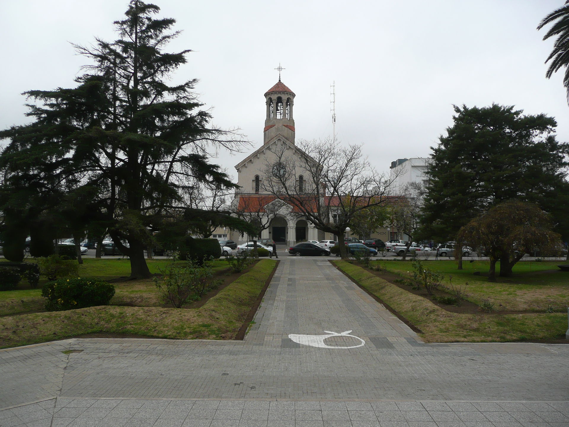 Trenque Lauquen - Vista de la Iglesia desde la plaza central