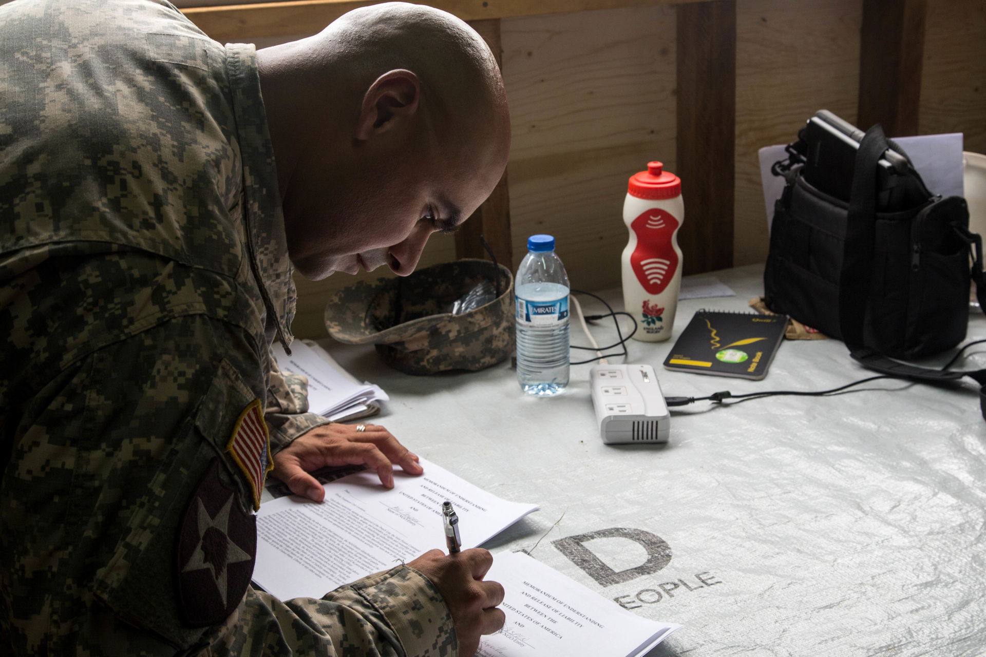 From left, Lt. Col. Lee Hicks, Joint Forces Command – United As…