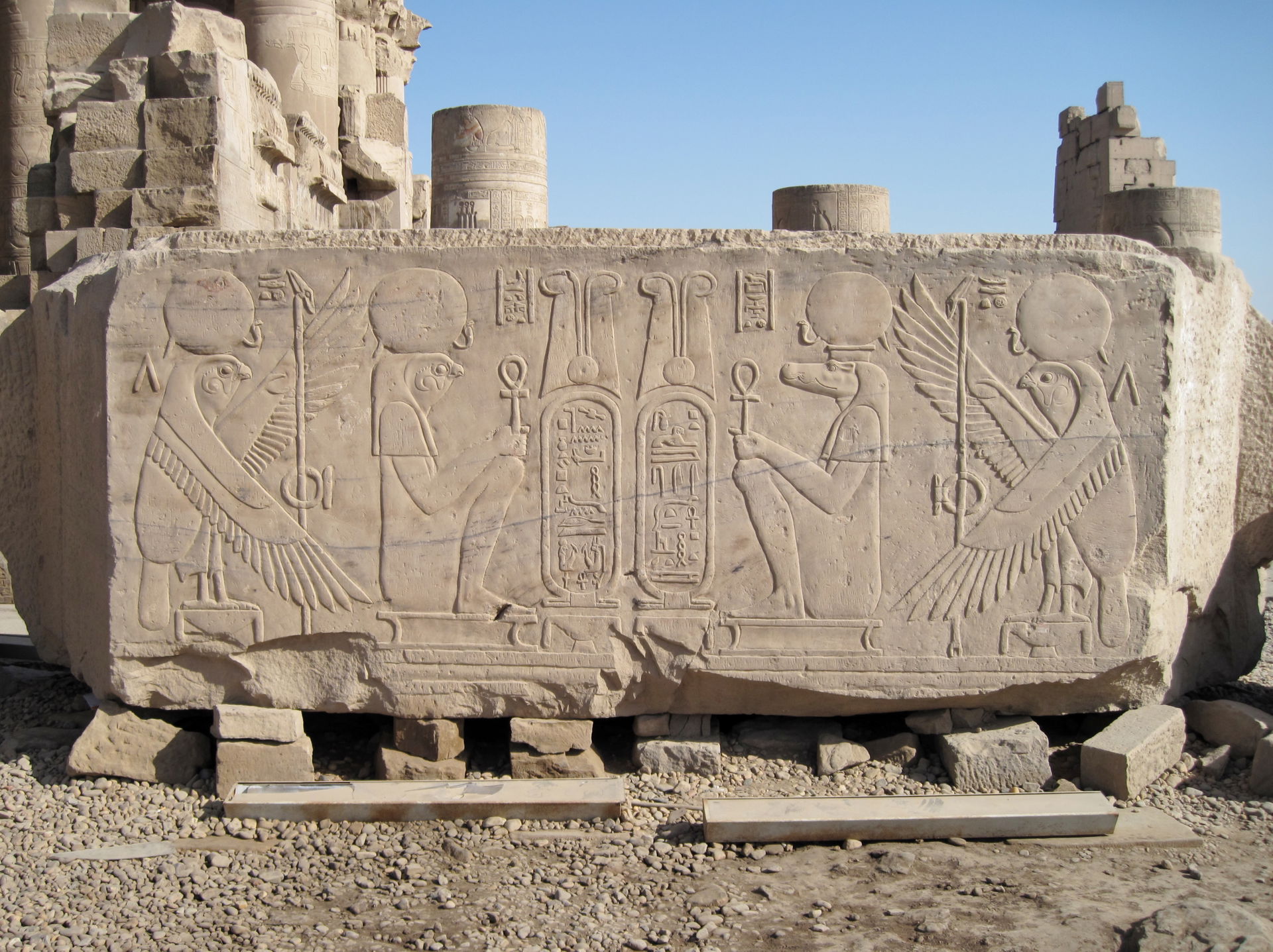 Am Boden liegender Architrav des Tempels von Kom Ombo, Ägypten