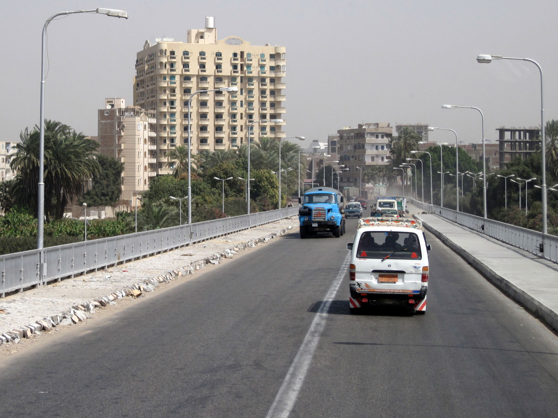 Straßenbrücke über den Nil in Qina, Ägypten