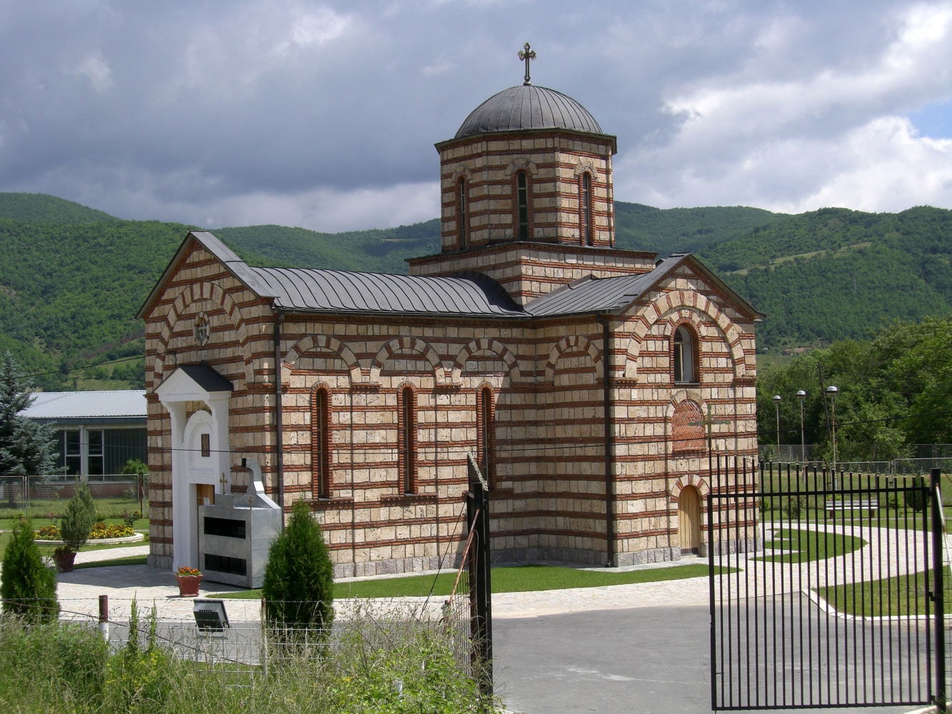 Overview of the Holy Trinity Church, Zubin Potok