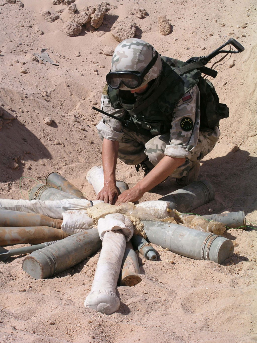 PKW Irak: Polscy żołnierze w m. Al Hillah podczas rozminowywani…
