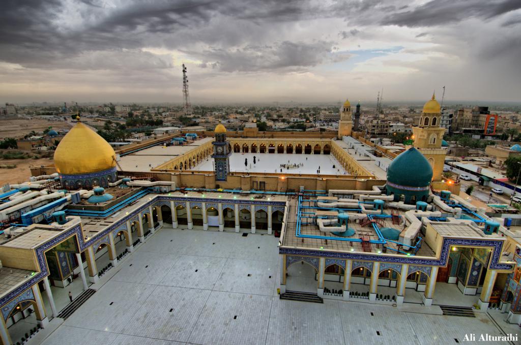 صورة لمسجد الكوفه المعظم مع الصحن الجديد لمرقدي مسلم بن عقيل وه…
