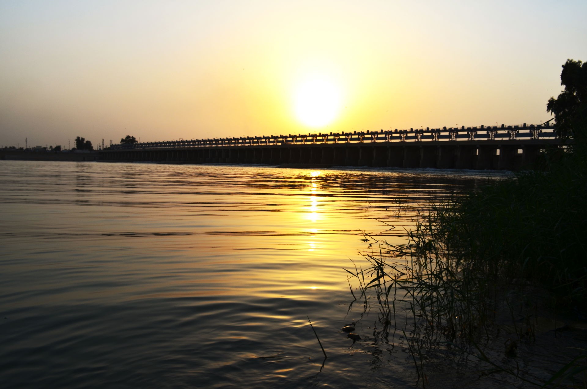 من ضفاف نهر دجلة غروب الشمس