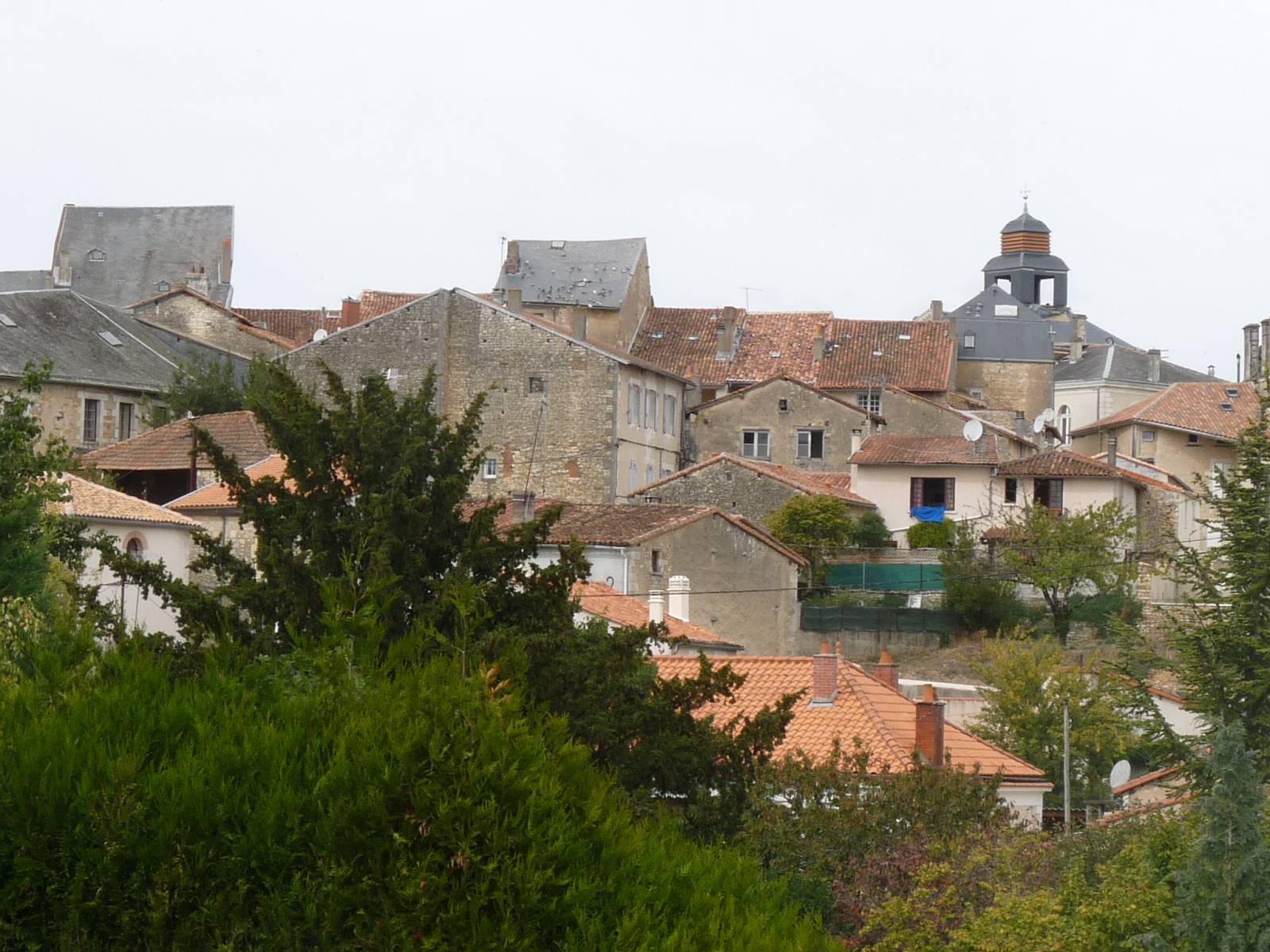 vue du centre-ville depuis le château, Ruffec, Charente, France