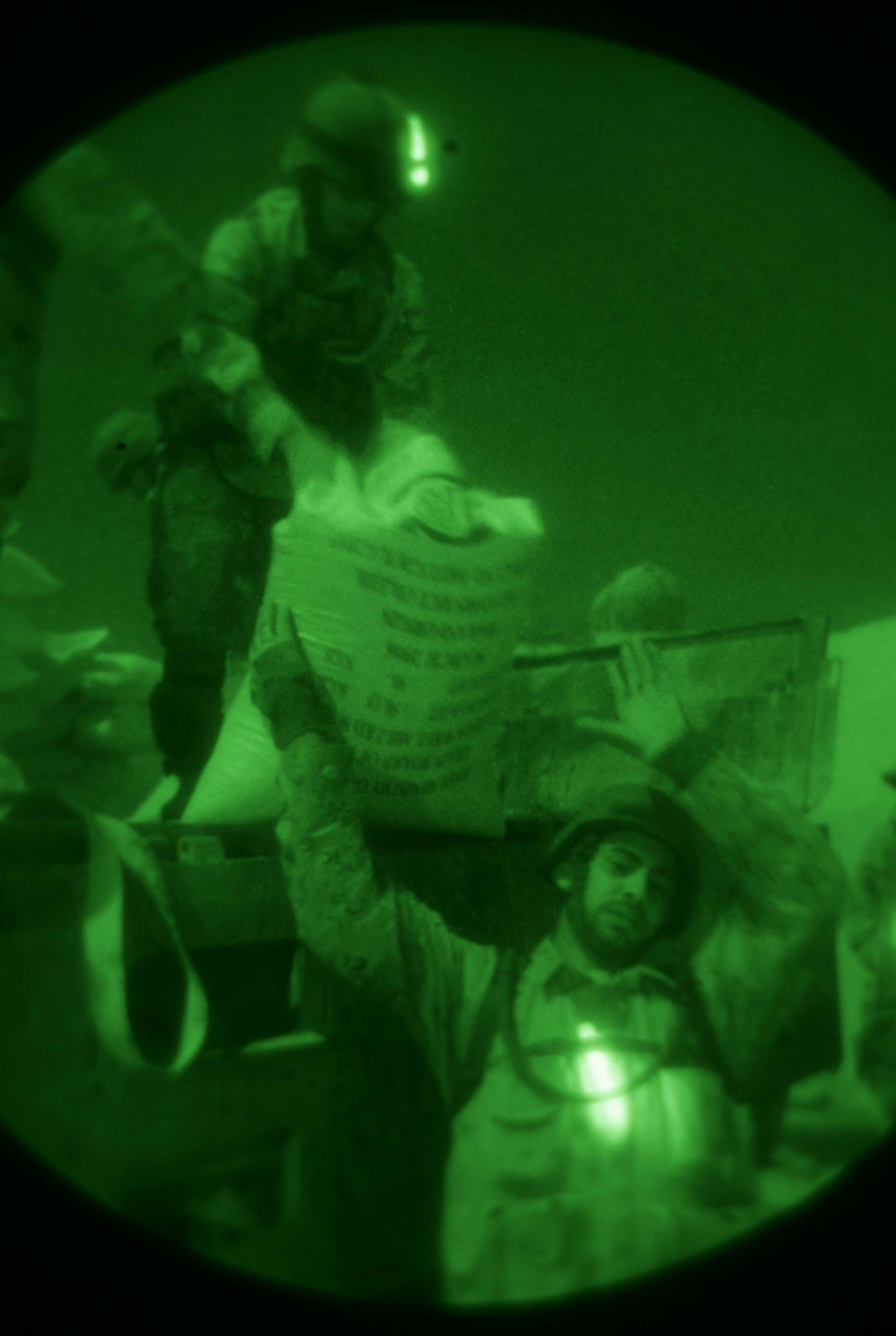 Iraqi soldiers of the Iraqi Army�s 2-1-7 work together to unloa…