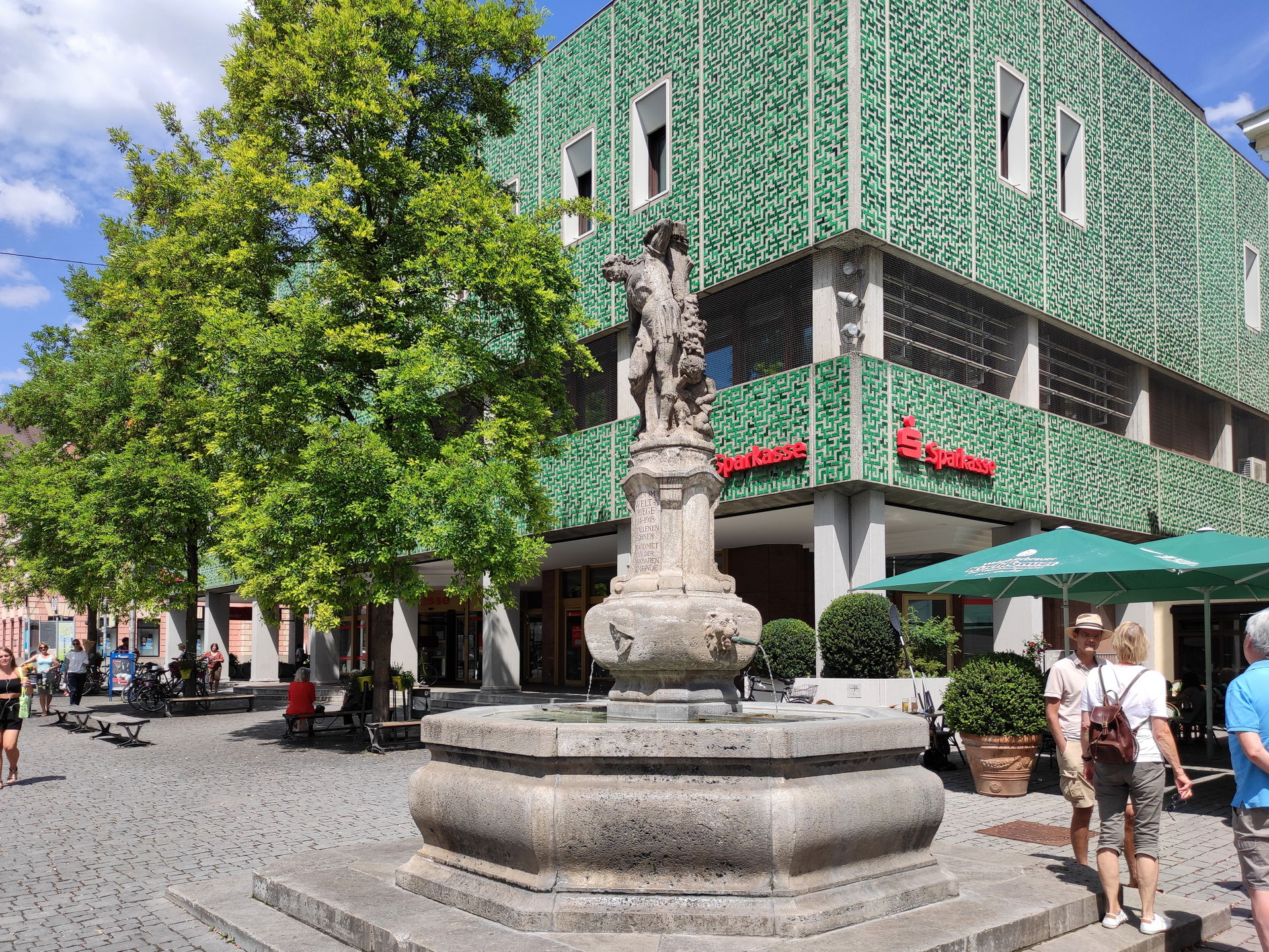 Neubarocker Brunnen mit Figur des Hl. Sebastian und Putten, okt…
