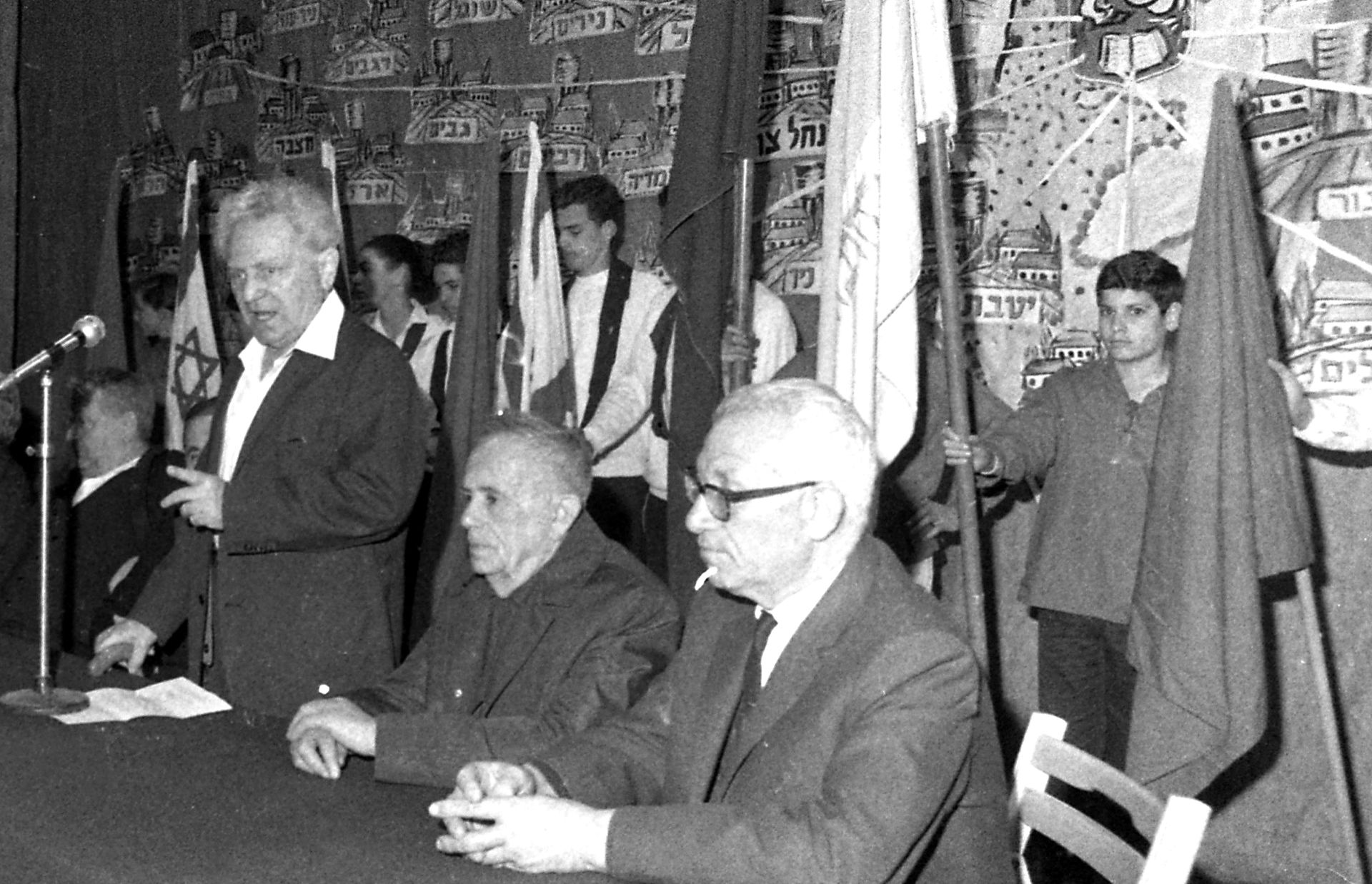 Israel Galili participating in the convention of the dreamers.
