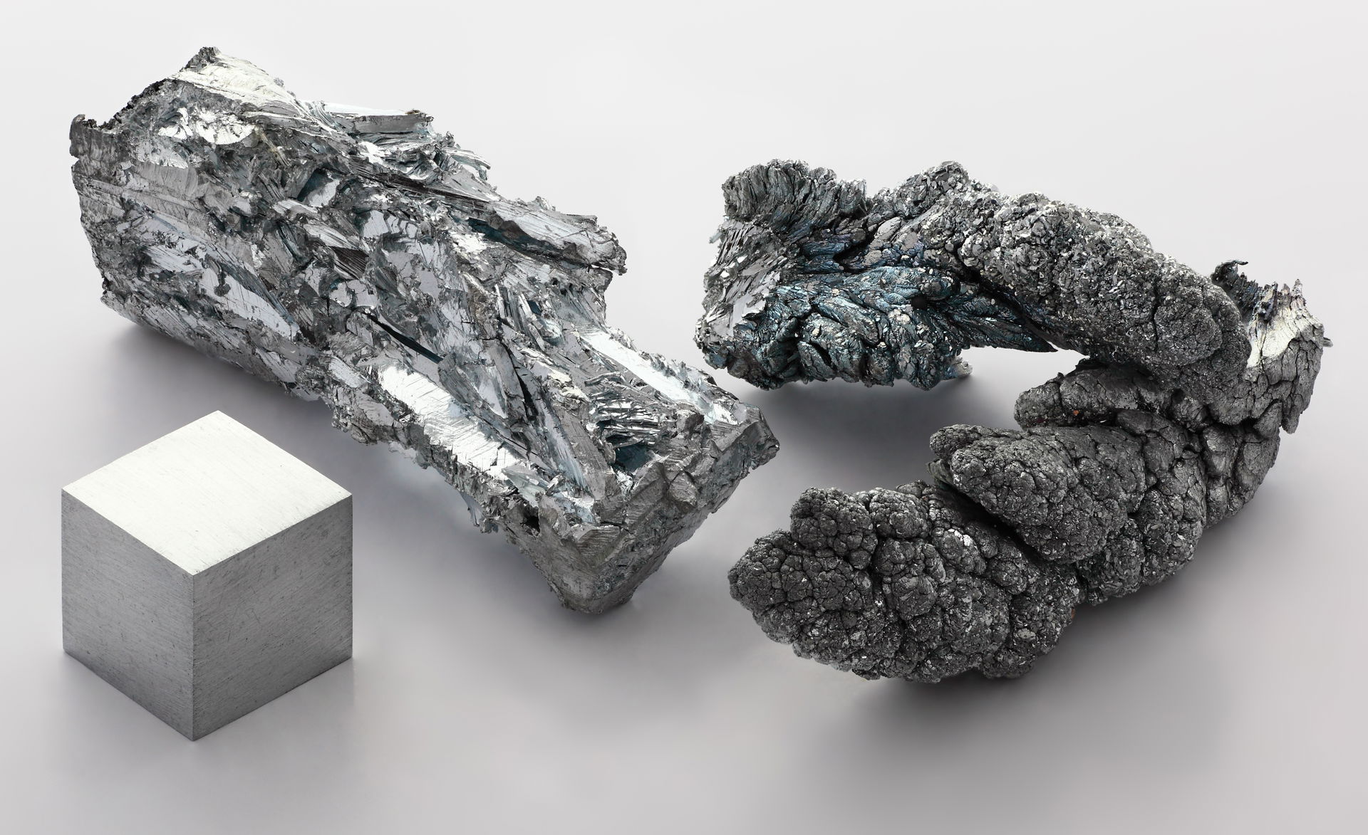 zinc, purity 99.995 %, left: a crystaline fragment of an ingot,…