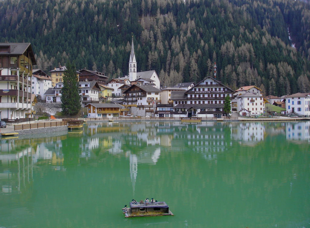 Lake Alleghe with the village of Alleghe, Belluno province, Ita…