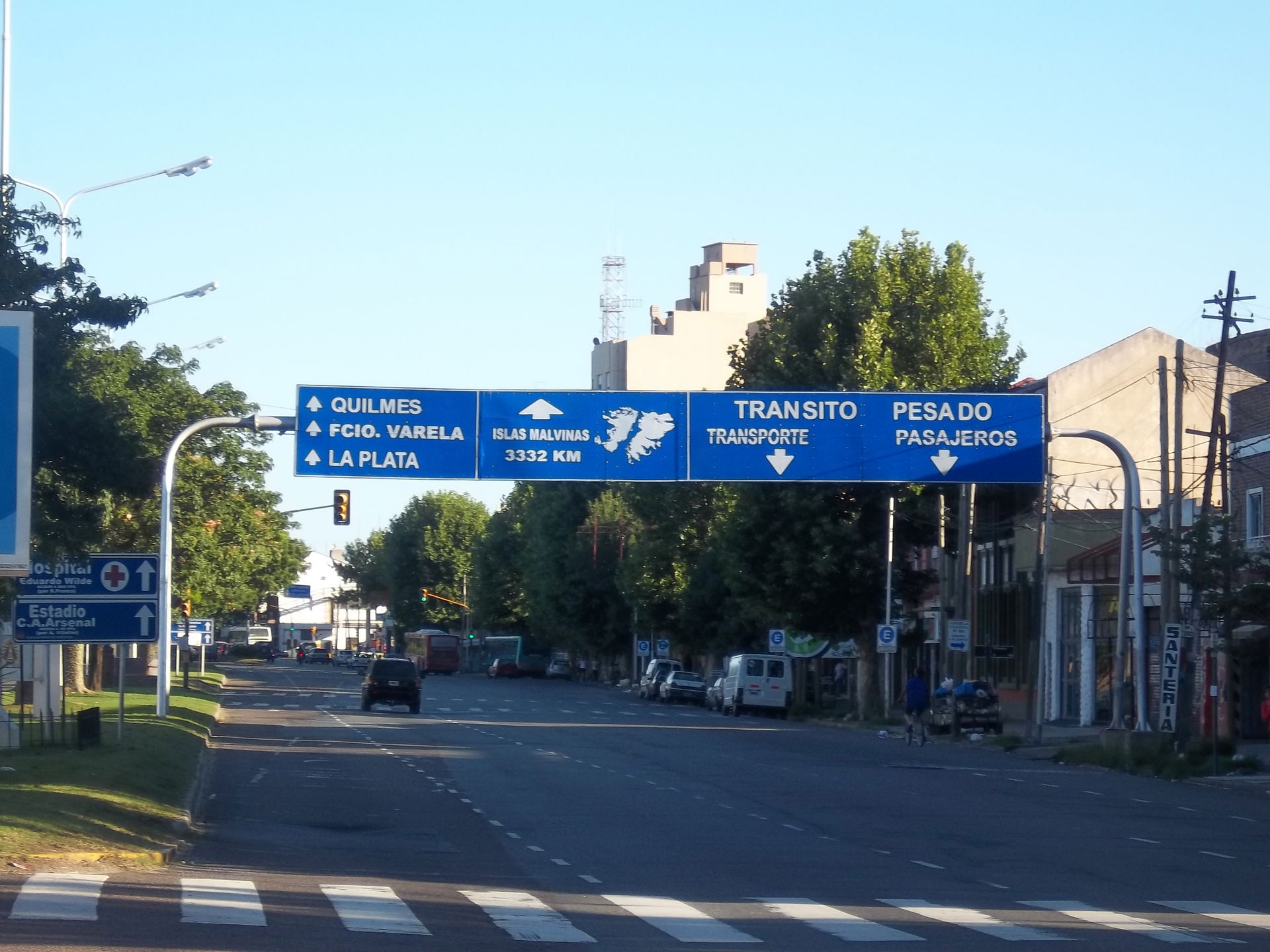 Avenida Presidente Mitre junto a la estación Sarandí del Ferroc…