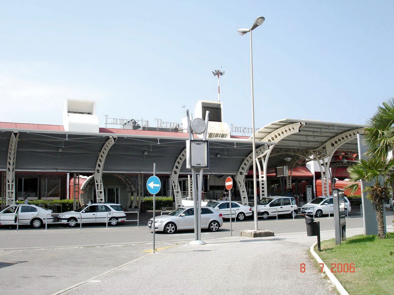 Terminal Międzynarodowego Portu Lotniczego w Lamezia Terme.