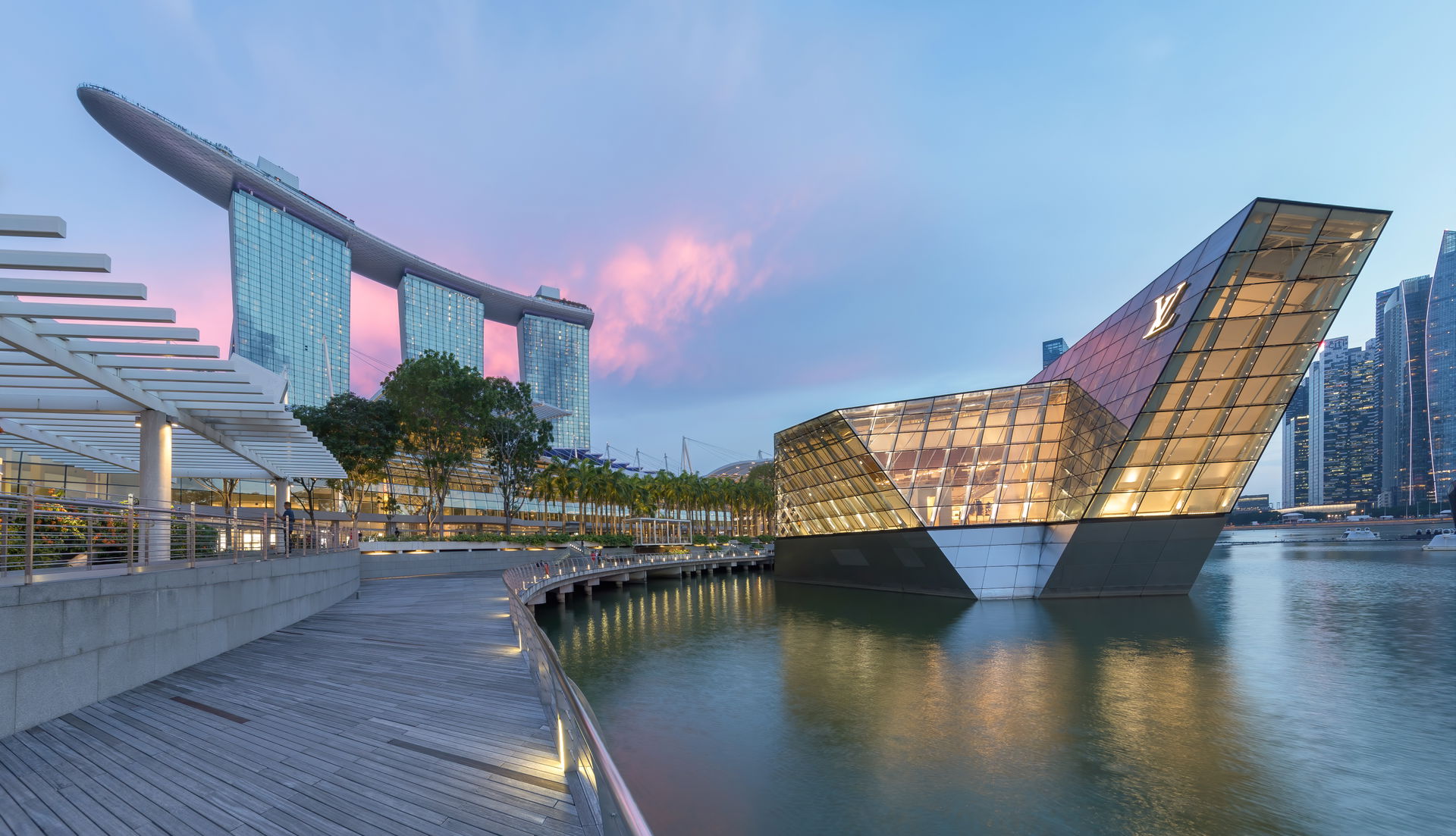 Panoramic view of Marina Bay Sands and the illuminated polyhedr…