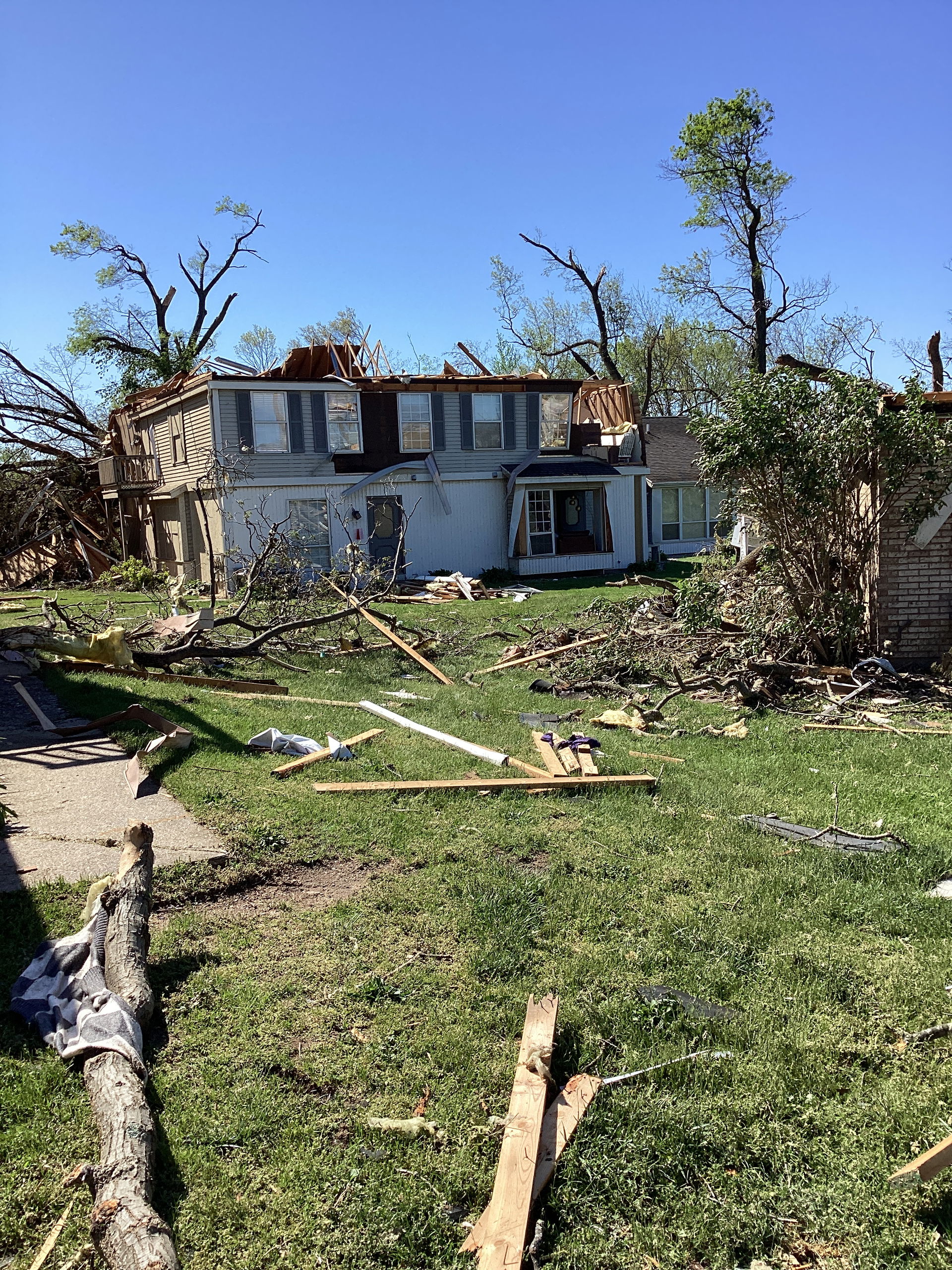 High-end EF2 damage at an apartment complex in Portage, Michiga…