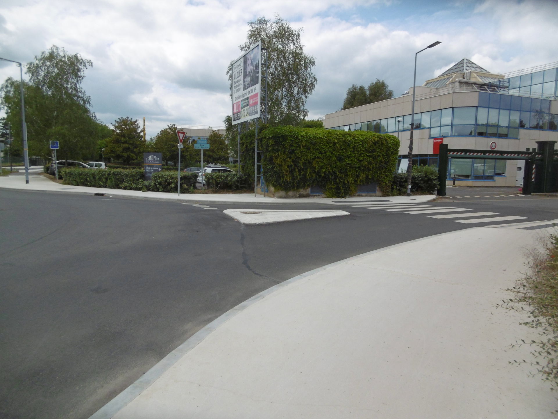 Courtaboeuf Les Ulis piste cyclable avenue du Canada.  La bordu…