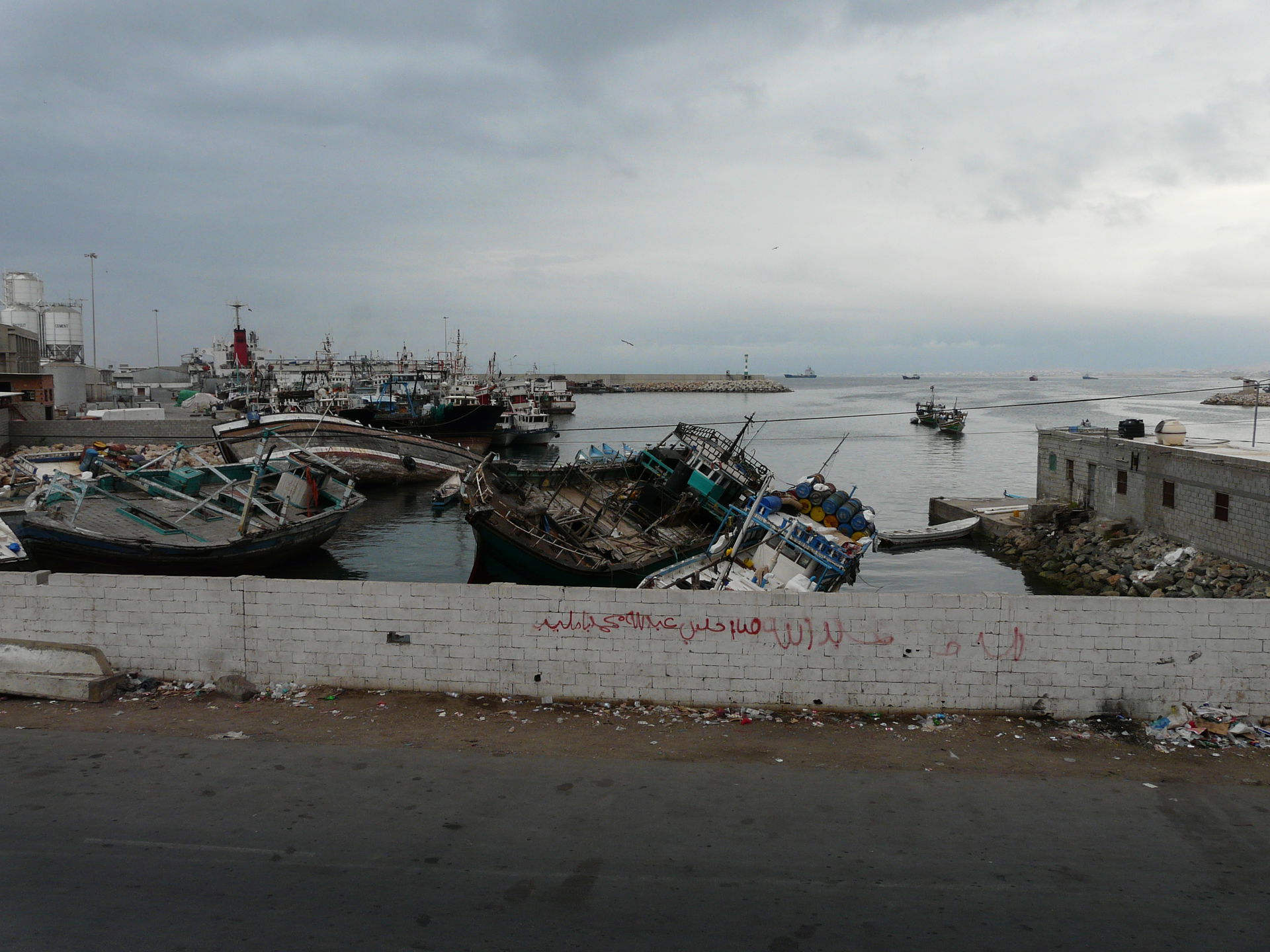 Mukalla port (Yemen). Tanks of "RAYSUT" cement company are on t…