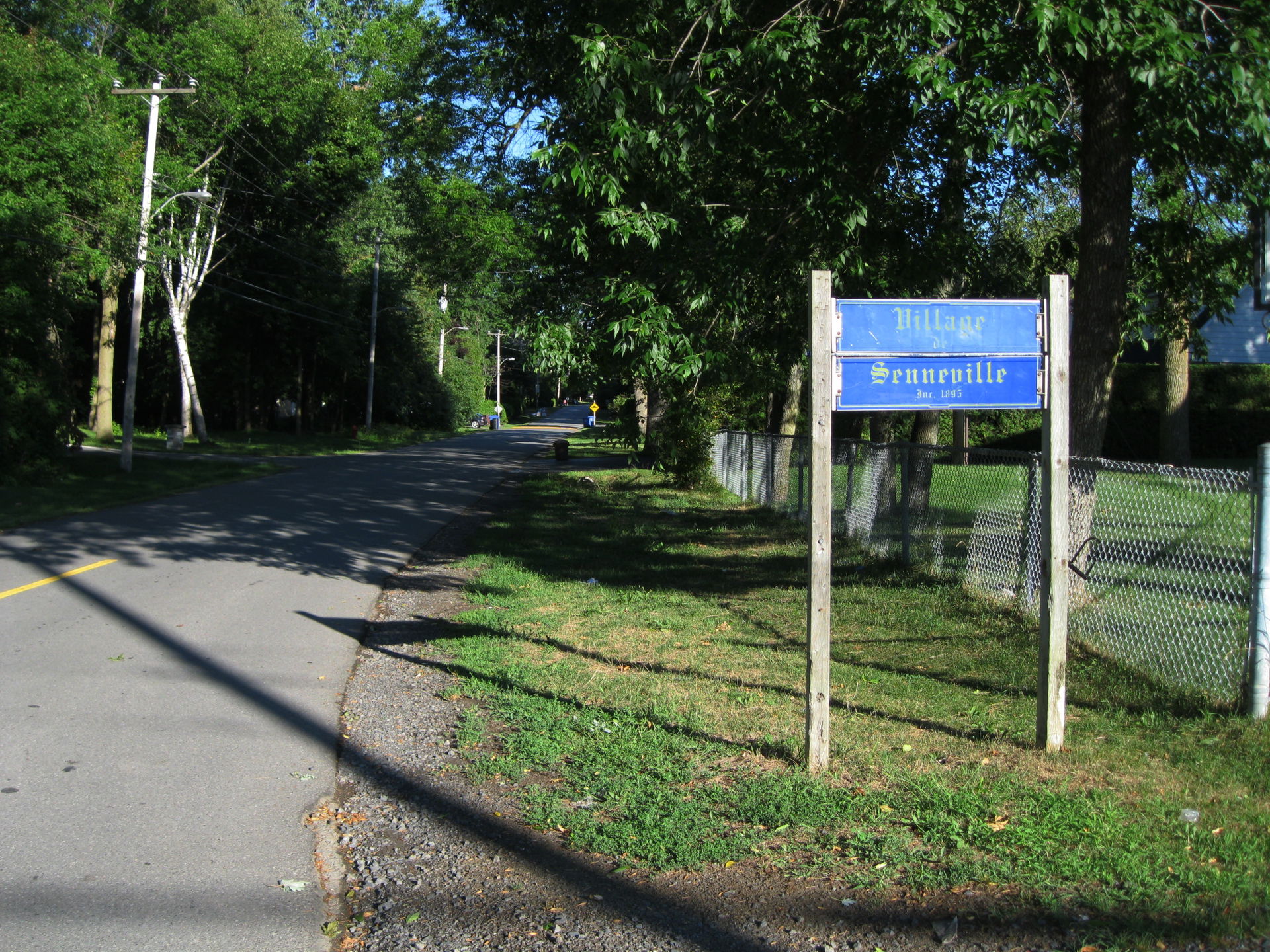 Panneau à l'entrée du village de Senneville, incorporé en 1895.…