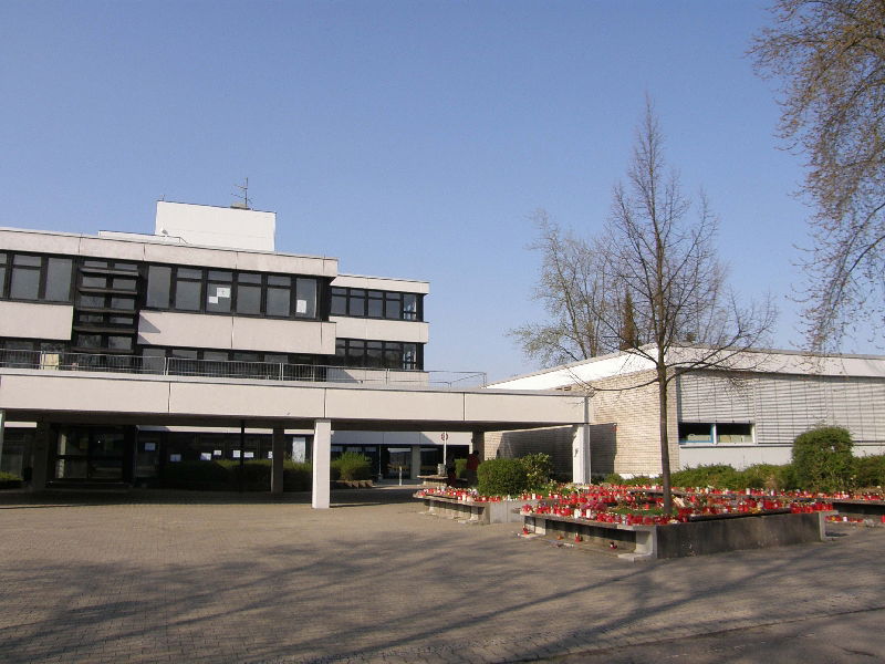Das Gebäude im Hintergrund ist nicht die Realschule, sondern de…