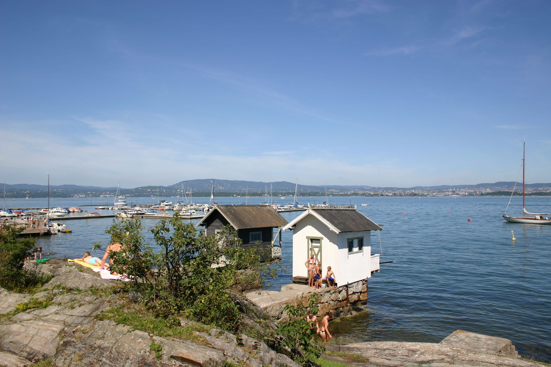 Oksval hamn og badestrand. Utsikt mot Oslo og Bunnefjorden. Nes…