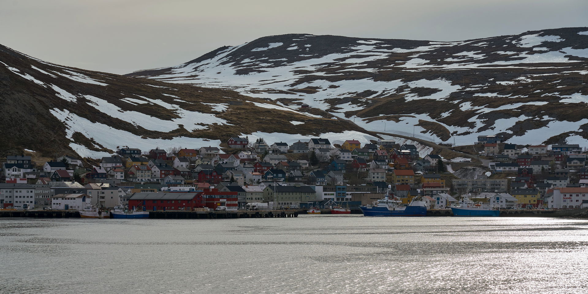 early morning approach to Honningsvåg harbour