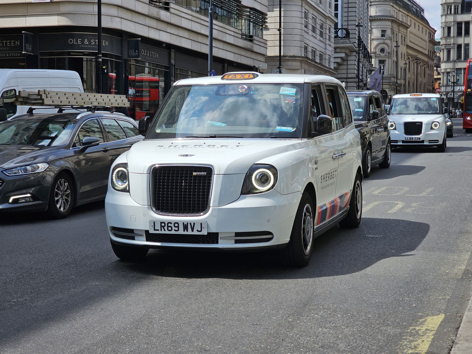 Alpine White LEVC TX eCity hackney carriage.