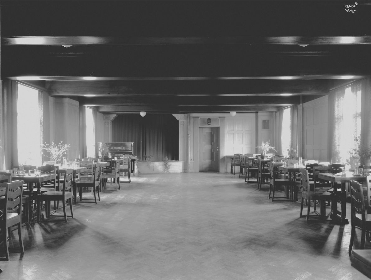 Sætre kjeksfabrikk, interiør, spisesal, piano, scene, sceneteppe