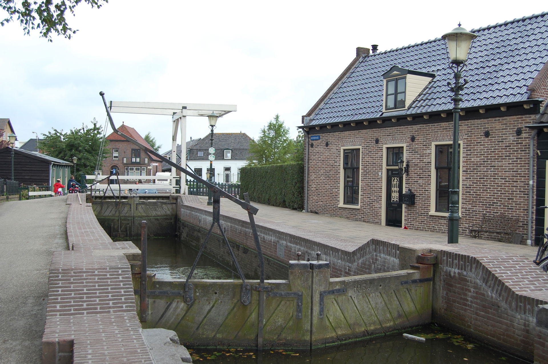 Het sluisje in Roelofarendsveen