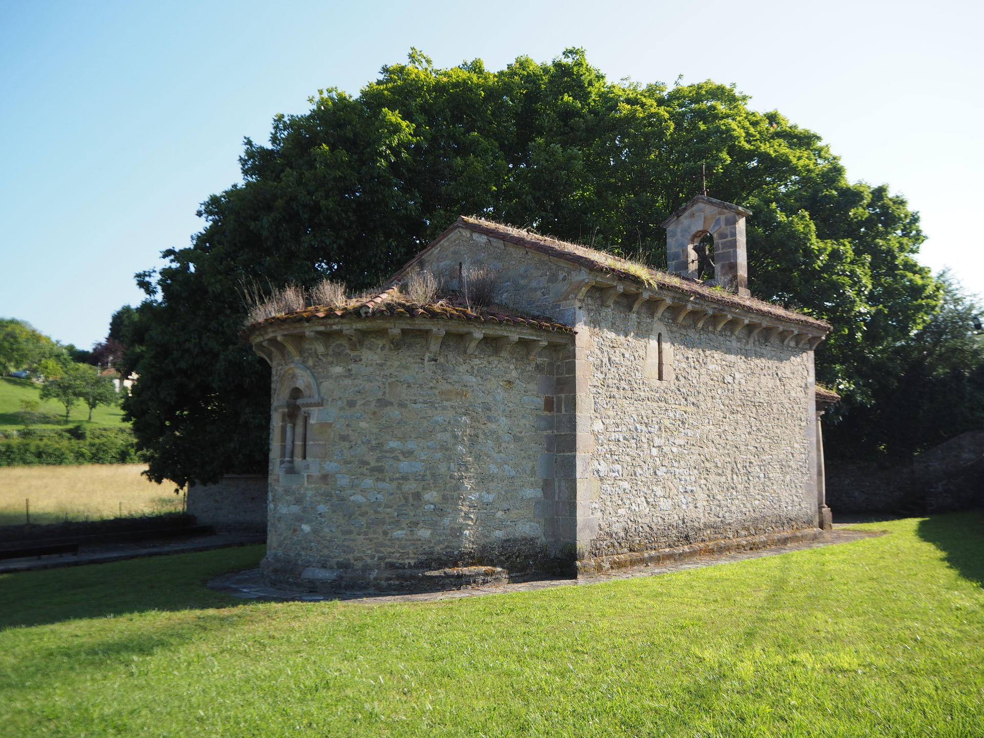 Capilla románica ubicada en la parroquia gijonesa de Castiello …
