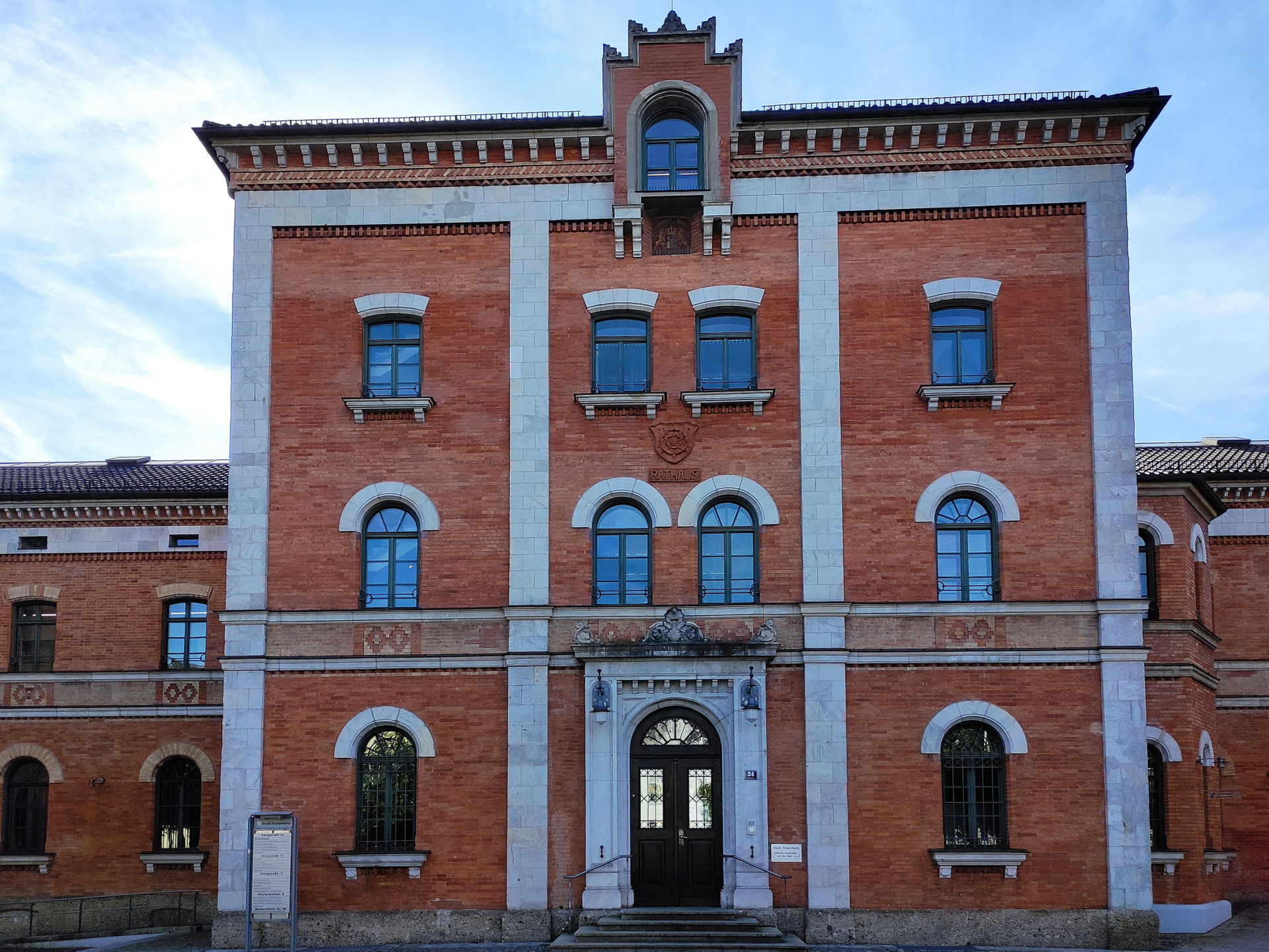 Ehemaliger Bahnhof, seit 1878 Rathaus.