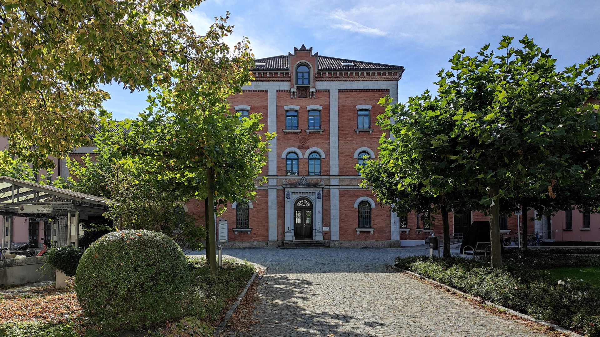Ehemaliger Bahnhof, seit 1878 Rathaus.