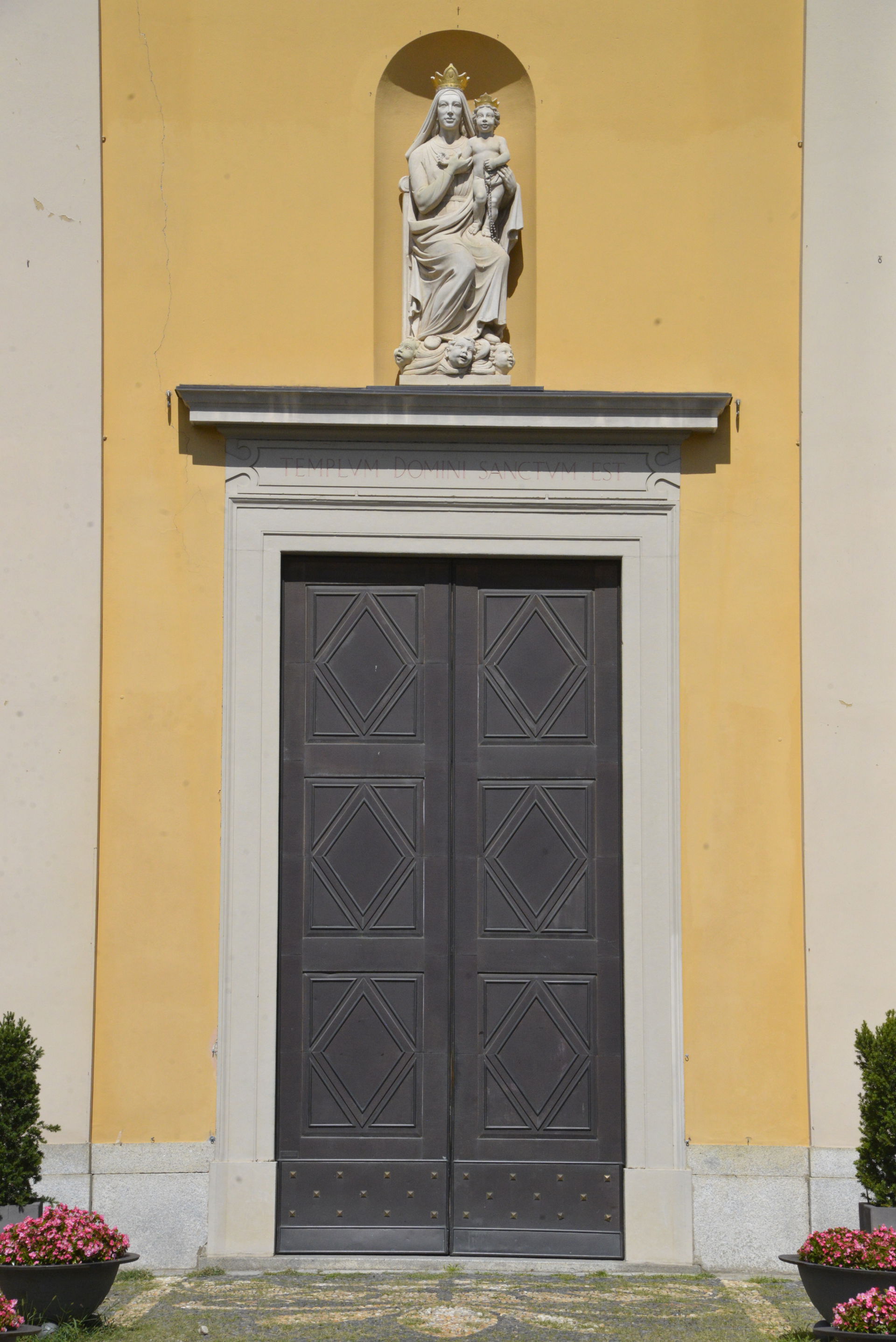 Ingresso della chiesa di San Giulio a Cassano Magnago.



This …