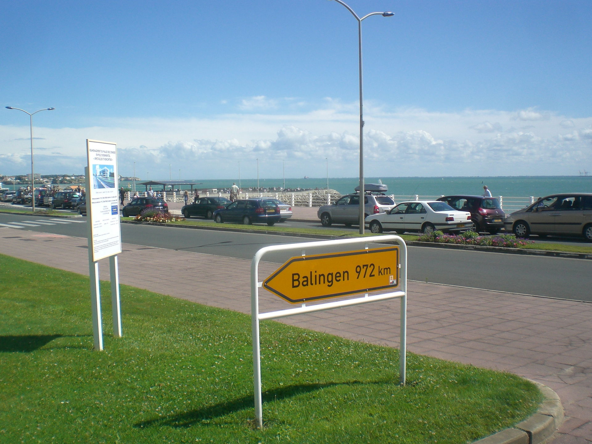 direction sign to the twin town Balingen in Royan (France)
