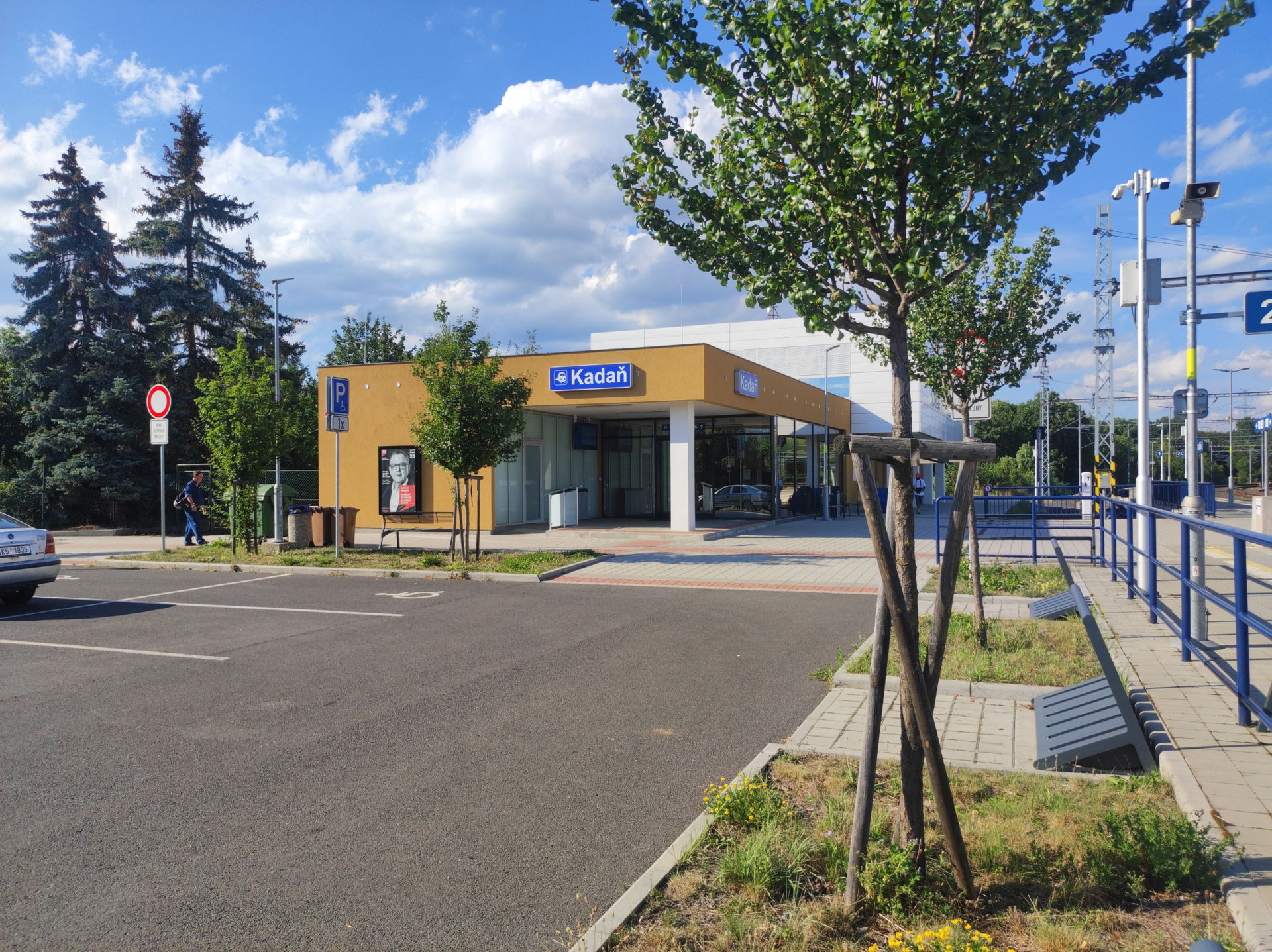 Nová budova železniční stanice Kadaň pohledem z přilehlého park…