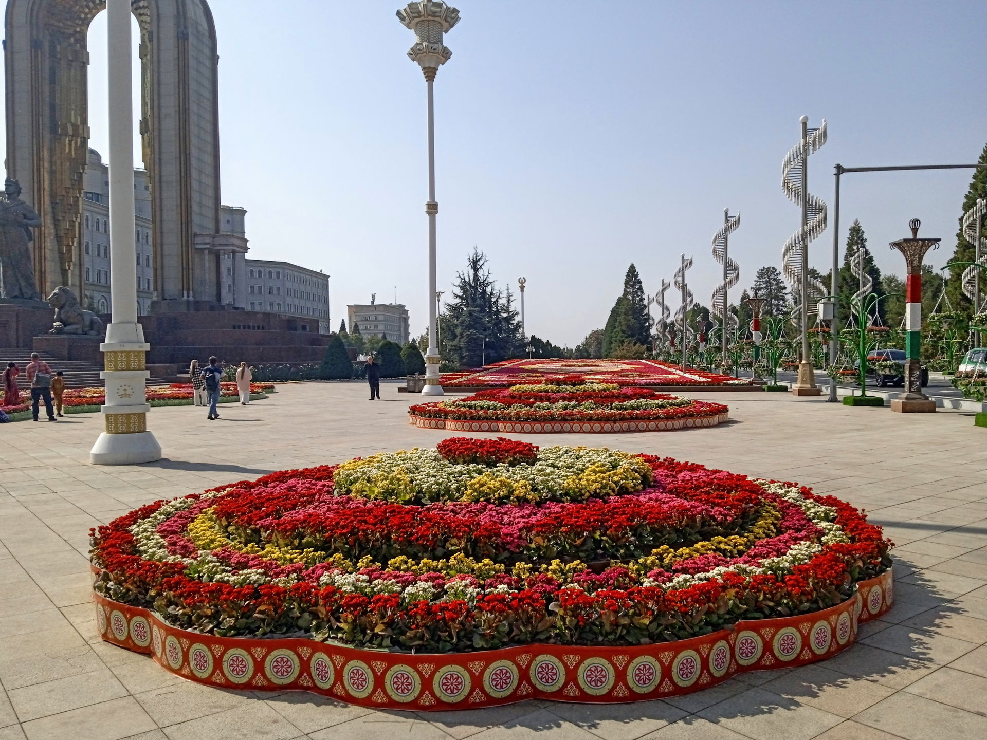 Flower installations on Dusti Square and Rudaki Avenue