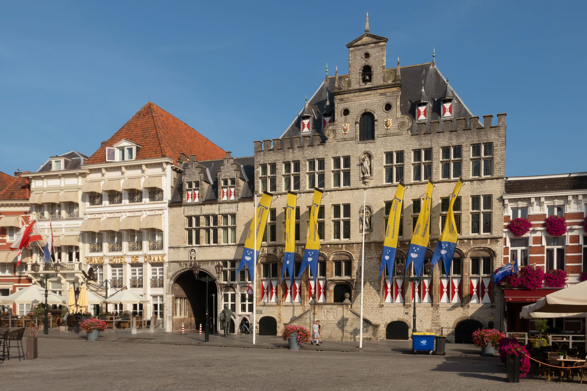 Bergen op Zoom, townhall and hotel (Hotel de Draak)