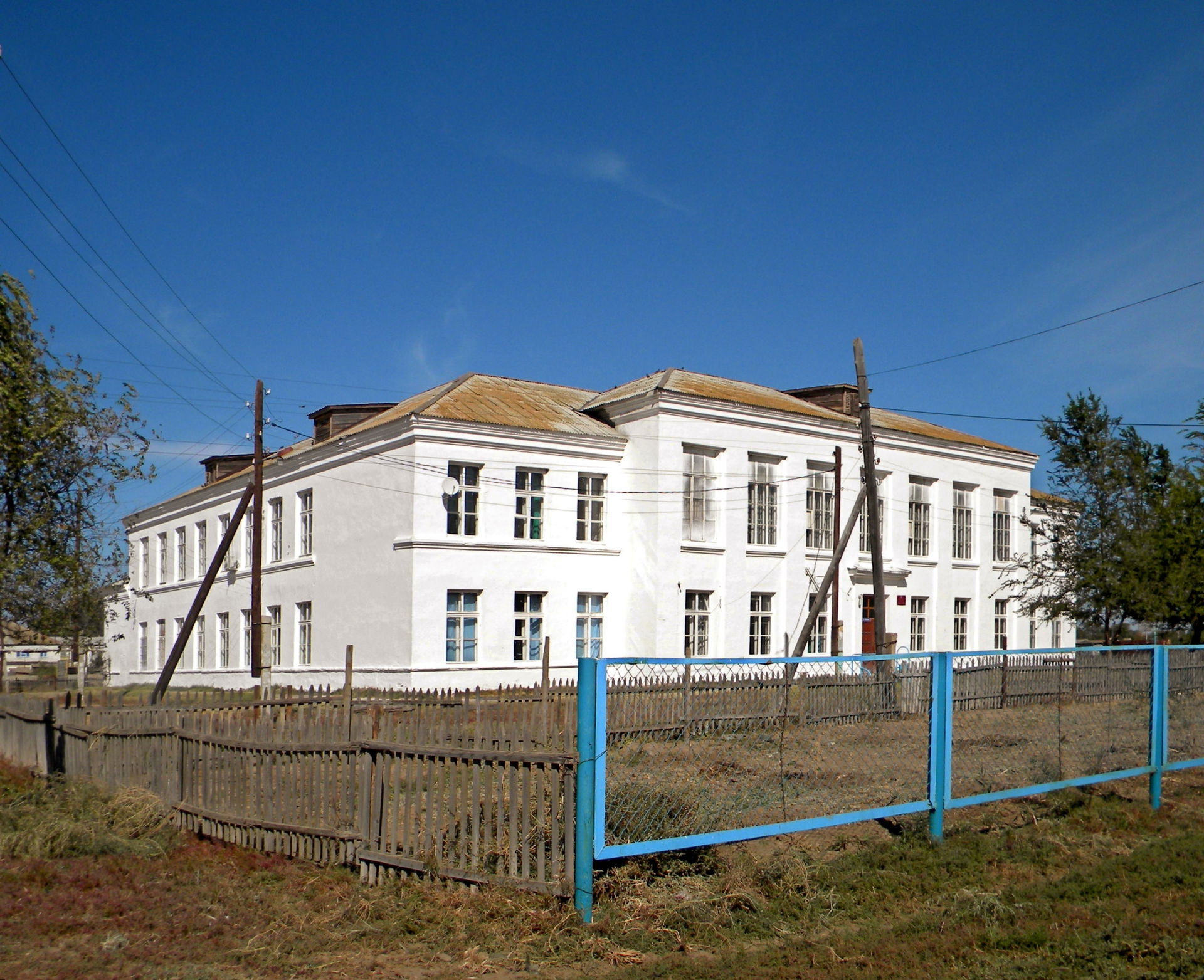 Здание школы в посёлке Кировский Астраханской области