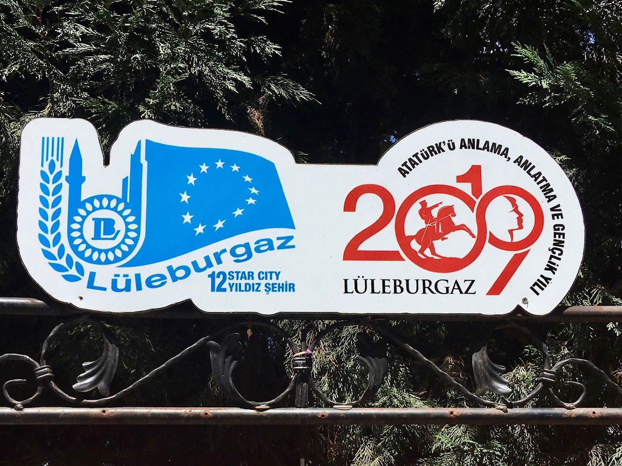 It displays the coat of arms of the city of Lüleburgaz.
