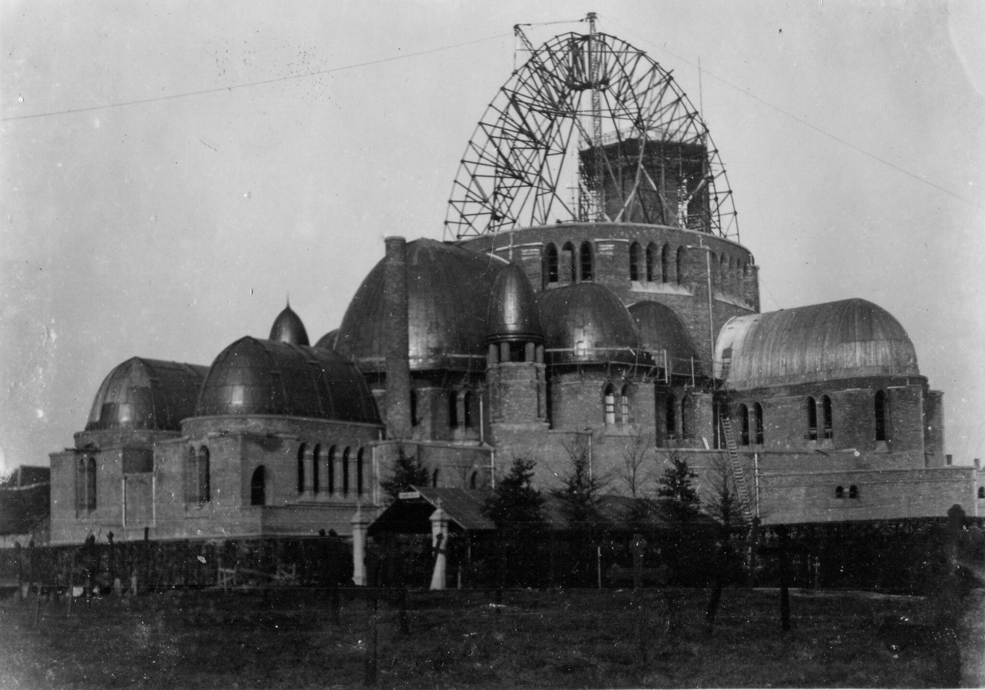 Bouw van de grote koepel van de Sint-Jan Waalwijk