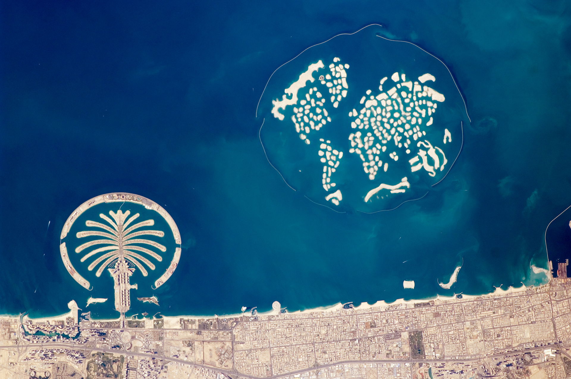 The municipality of Dubai is the largest city of the Persian Gu…