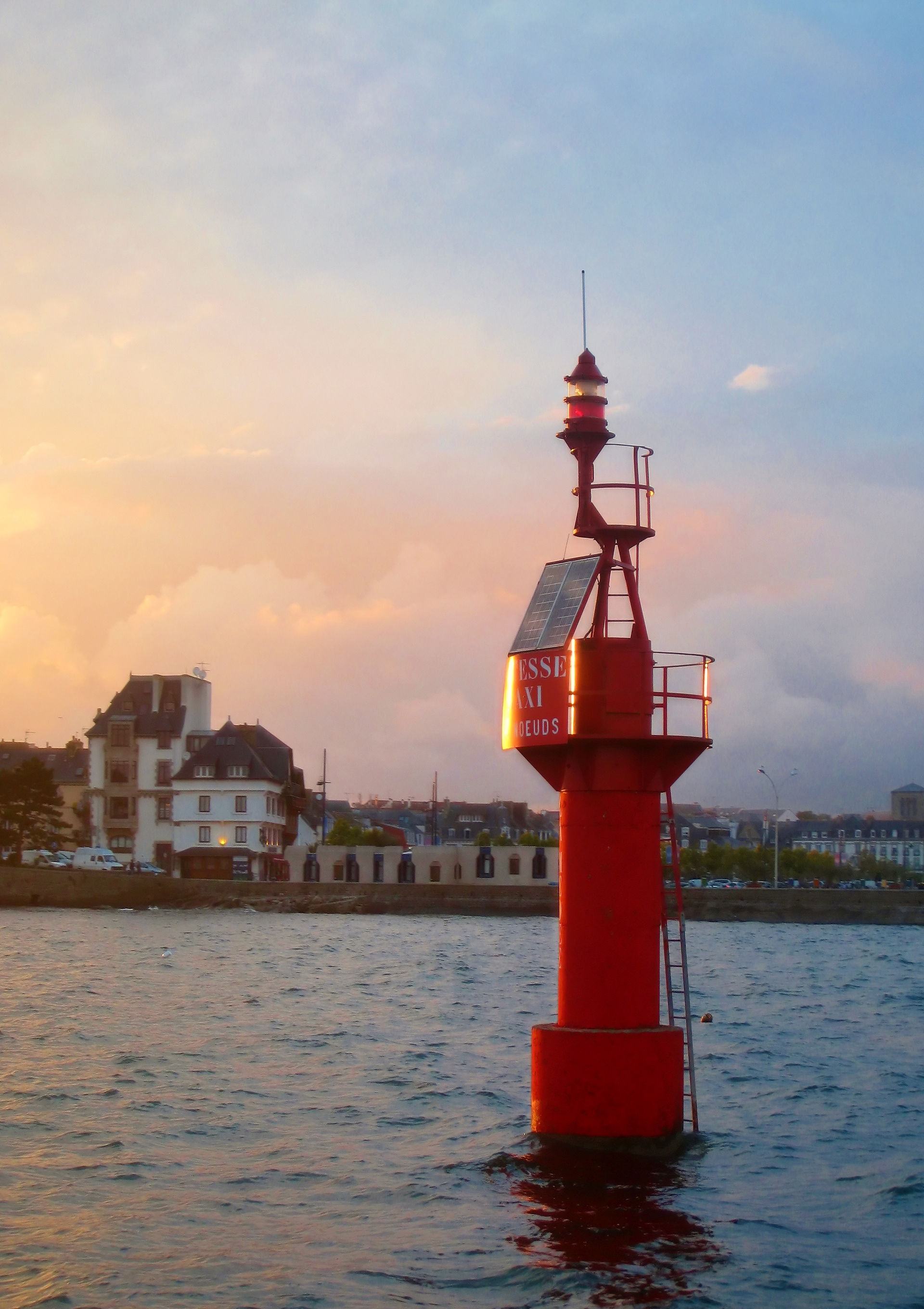 Backbord-Bake bei Sonnenaufgang (Bretagne?); auf dem Schild ste…