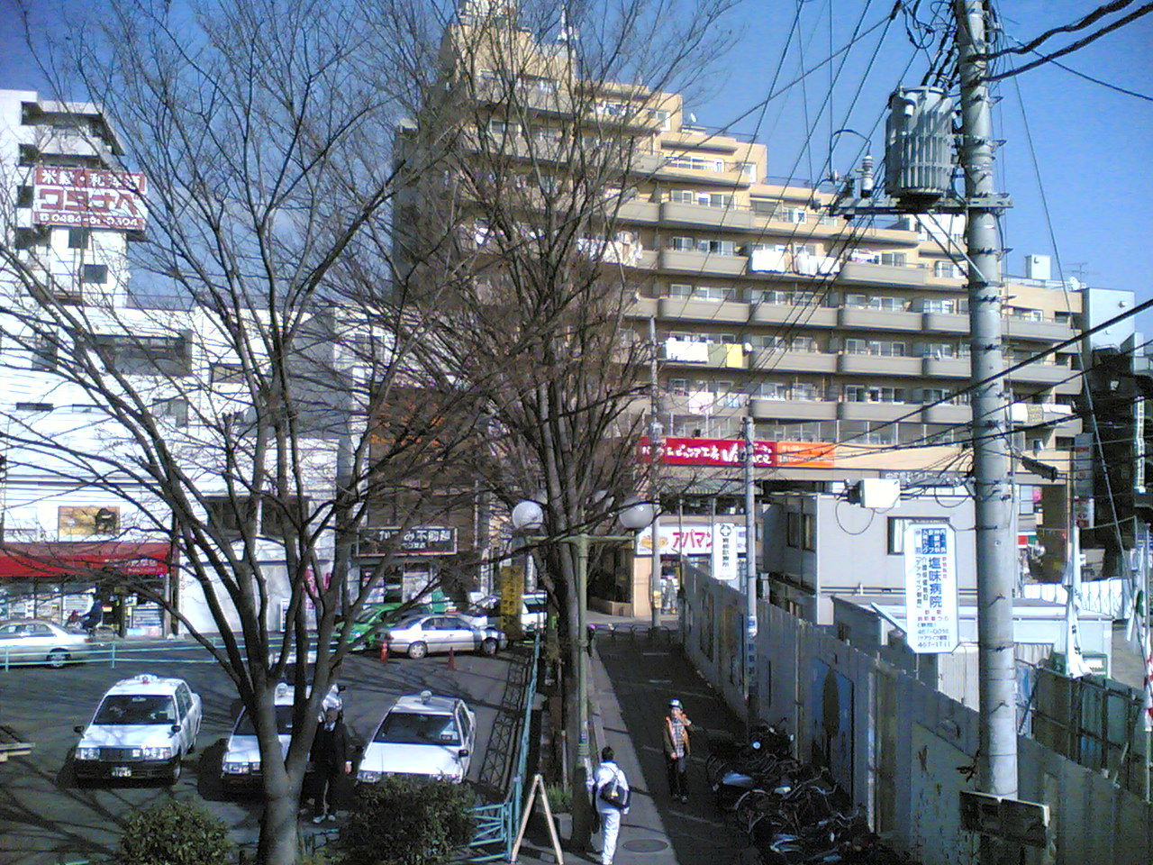 View from Asaka station, north exit 2006-02-18

埼玉県の朝霞駅の北口から。