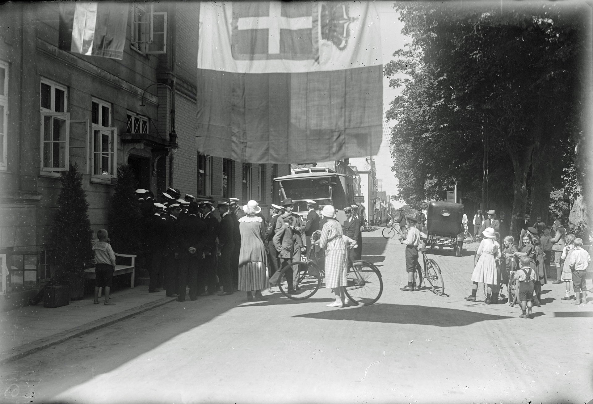 Kadetter foran Hørsholm Hotel, 1919