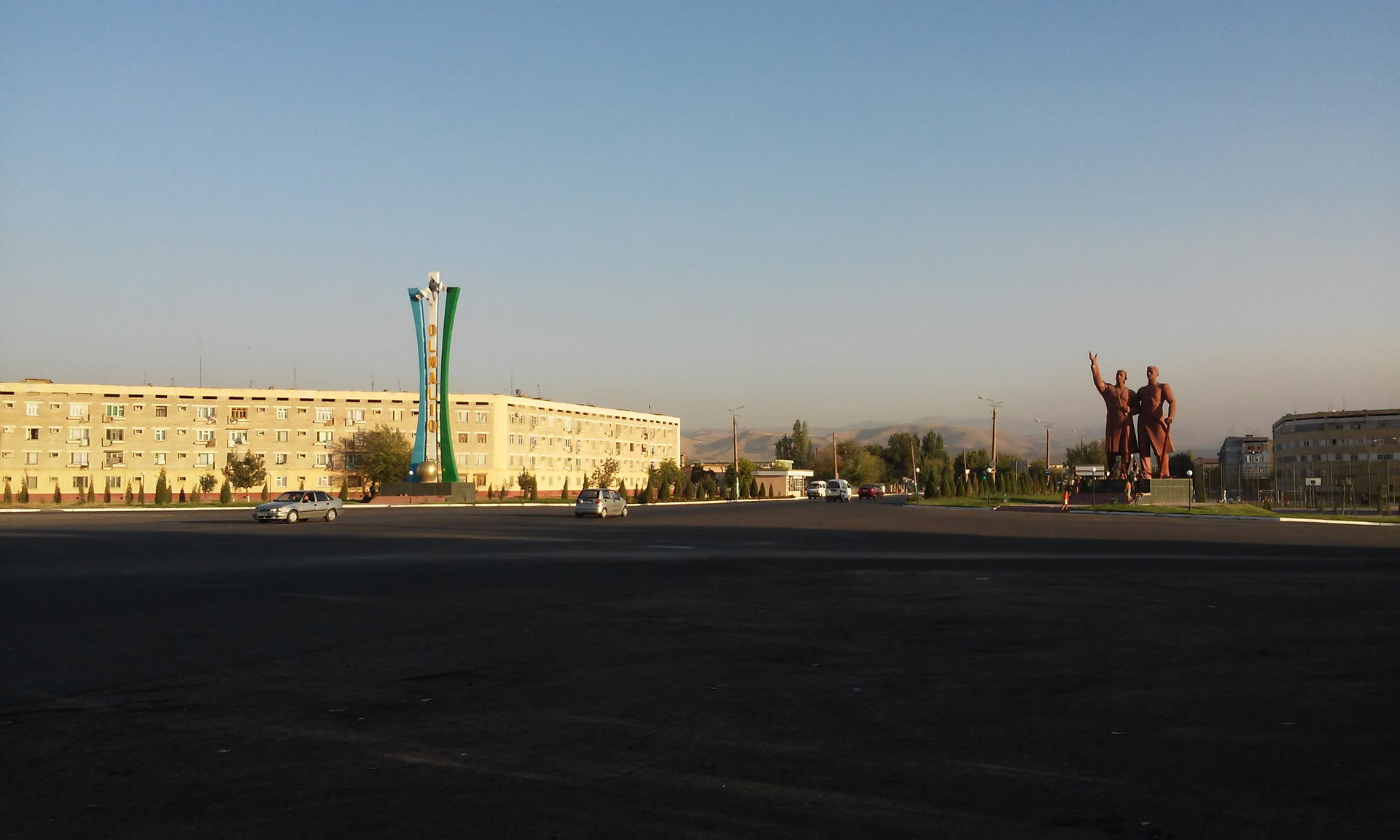 Въезд в город Алмалык в 2015 г. - вид с правой стороны. Слева -…
