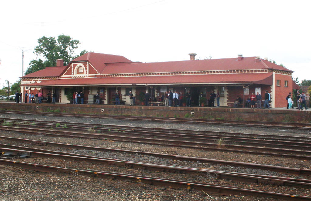 w:Benalla railway station, Victoria station building, yard in f…