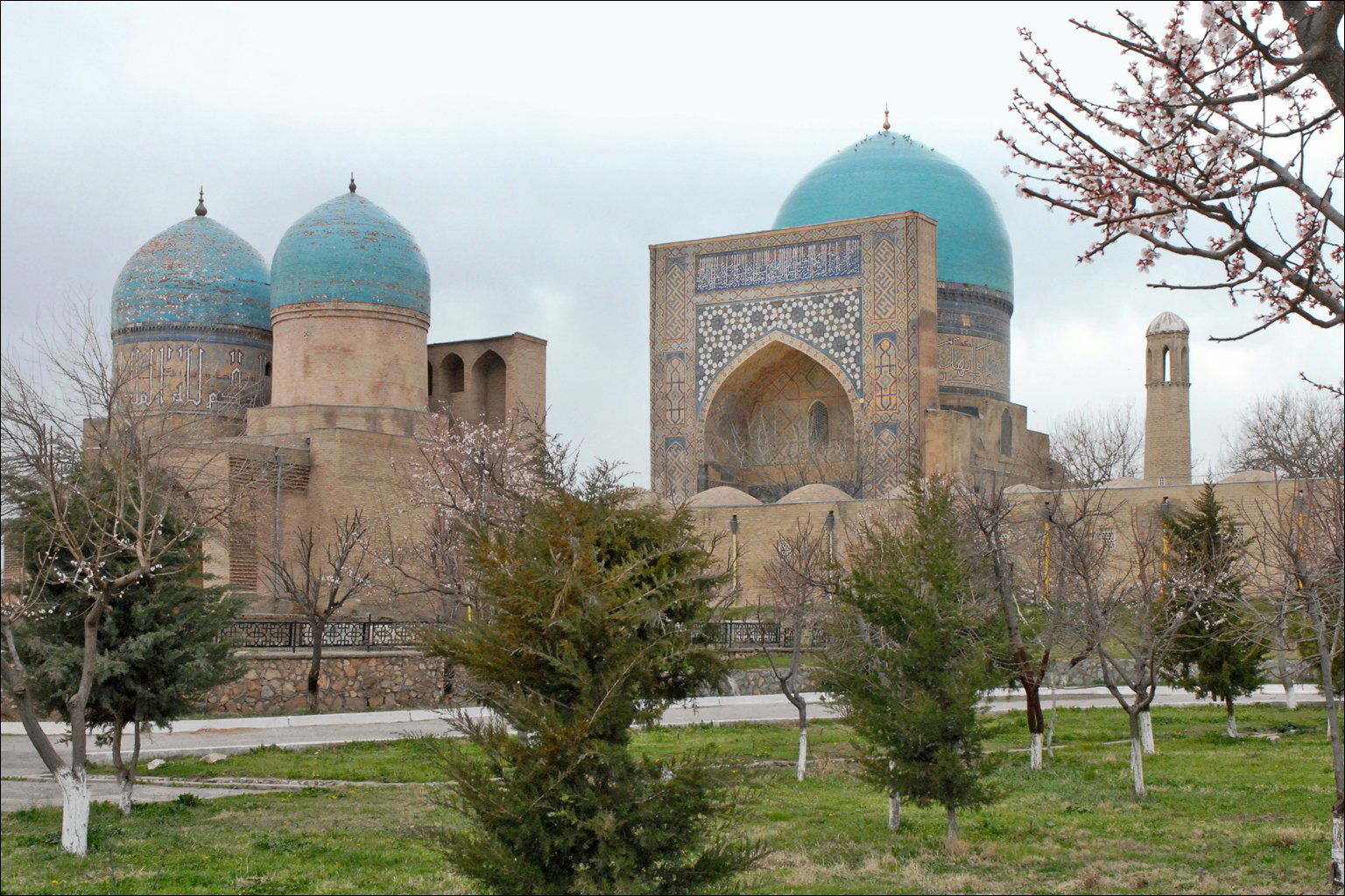 Kok-Gumbaz mosque, mausoleums and madrasa. The Kok-Gumbaz mosqu…