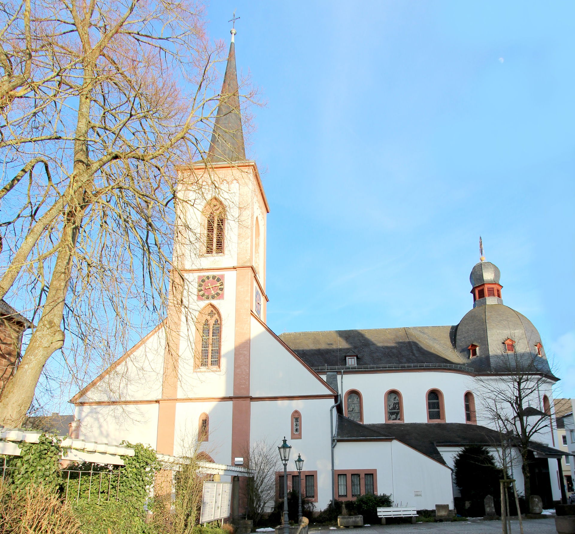 54634 Bitburg, Rathausplatz. Im Kern spätgotischer Saal, Erweit…