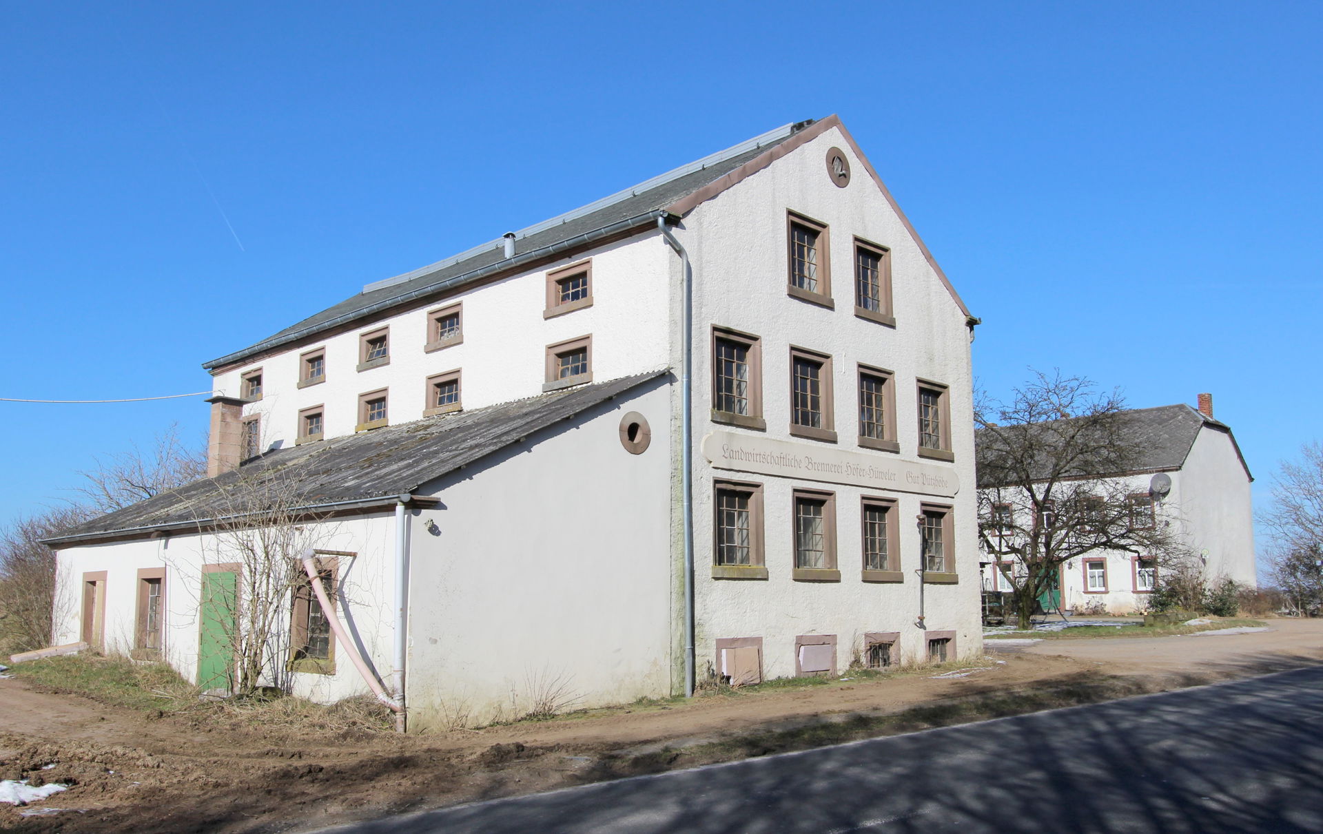 54634 Bitburg, Pützhöhe 2, nördlich der Stadt an der L 32. Häus…