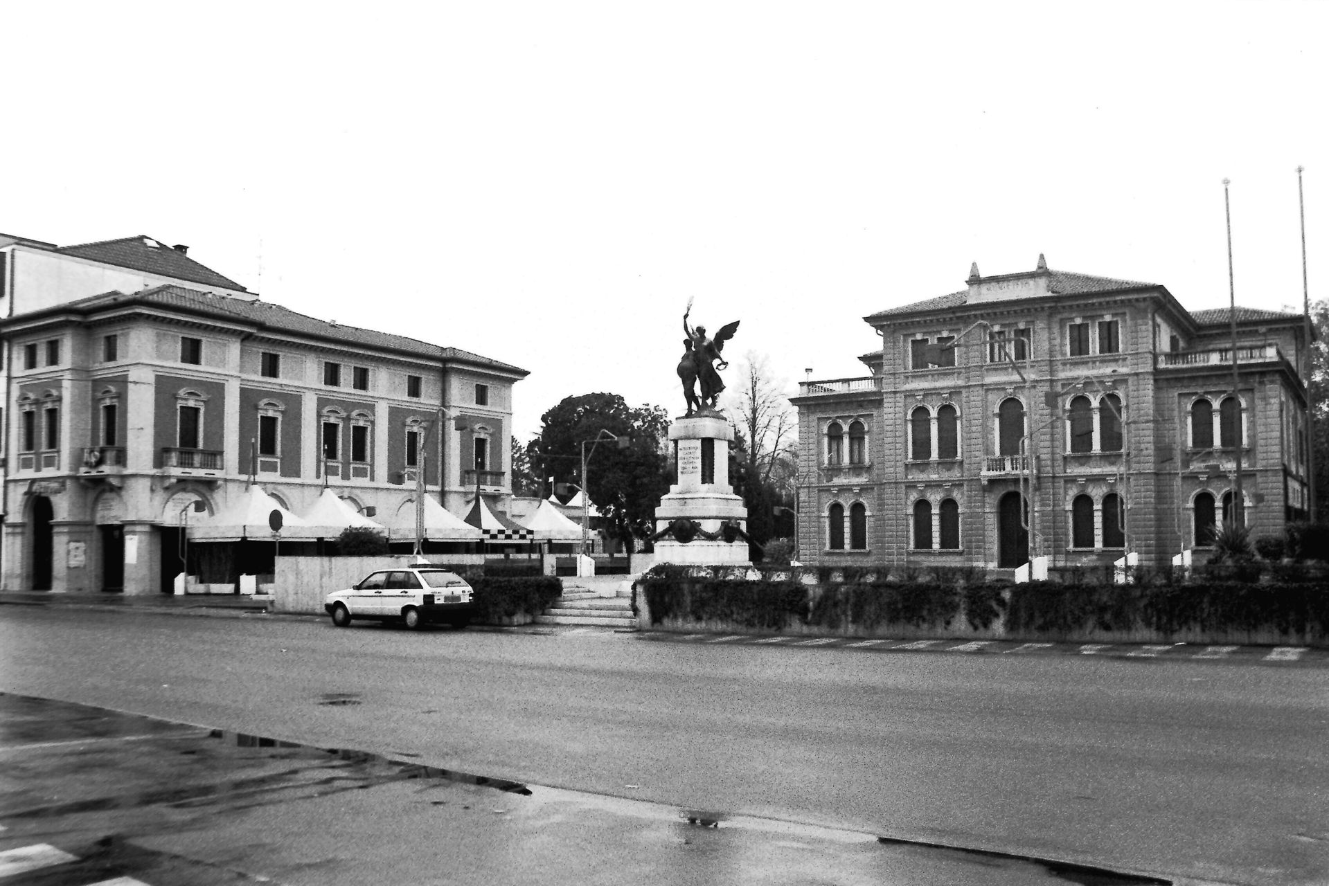 Mogliano Veneto, piazza Caduti, novembre 1995.